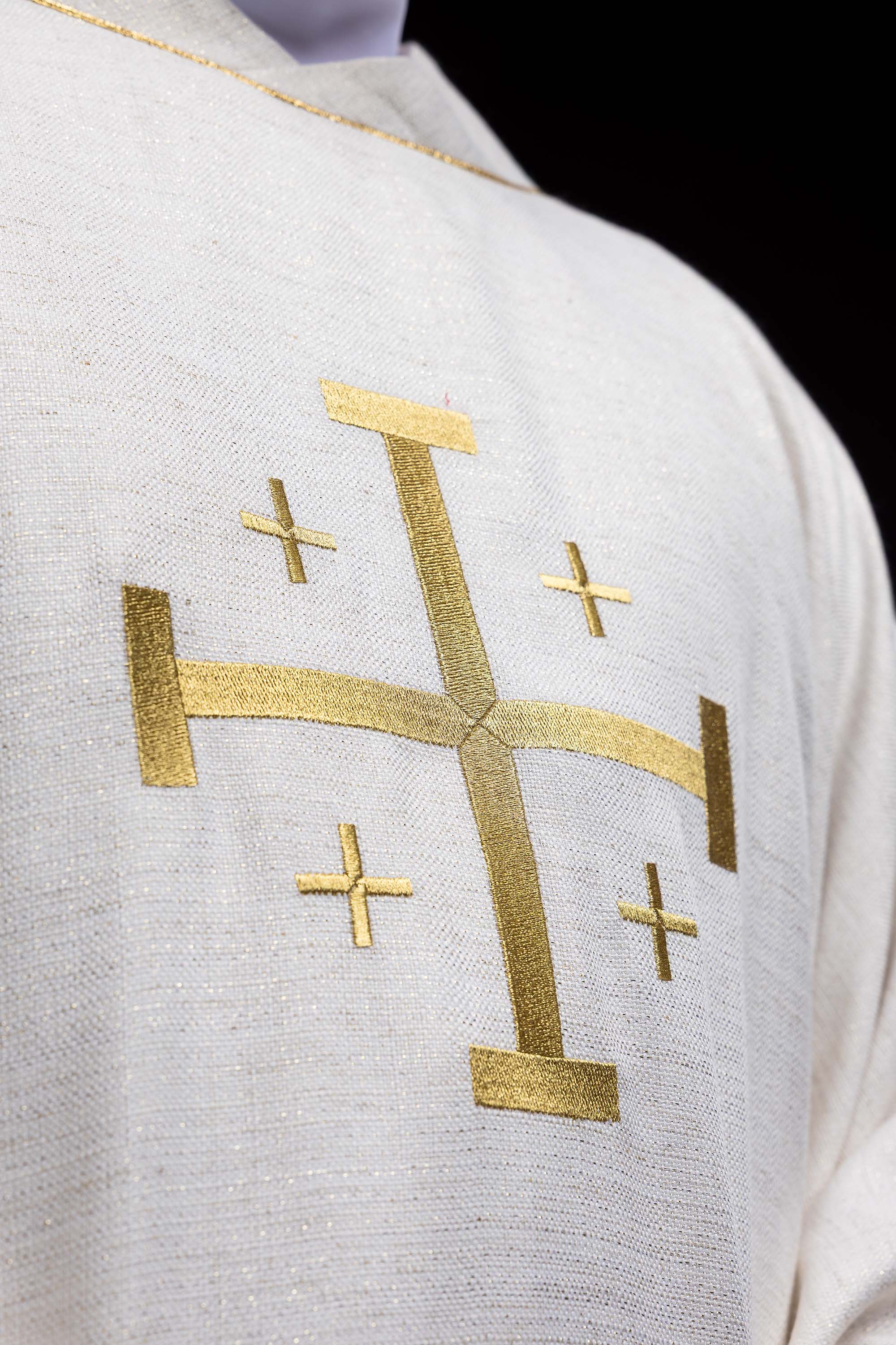 Crveni ornati s žakardnim pojasom u križeve