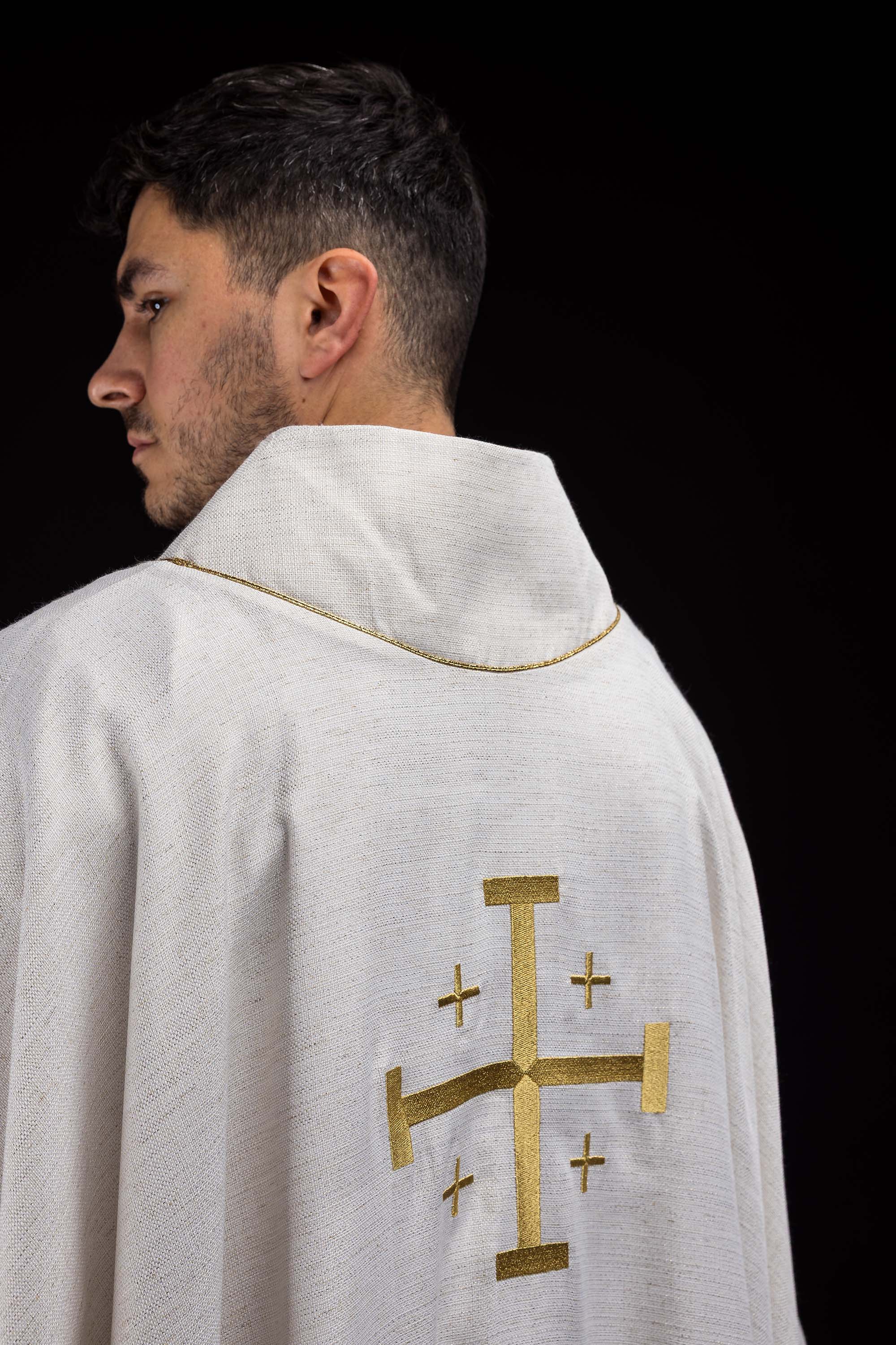 Crveni ornati s žakardnim pojasom u križeve