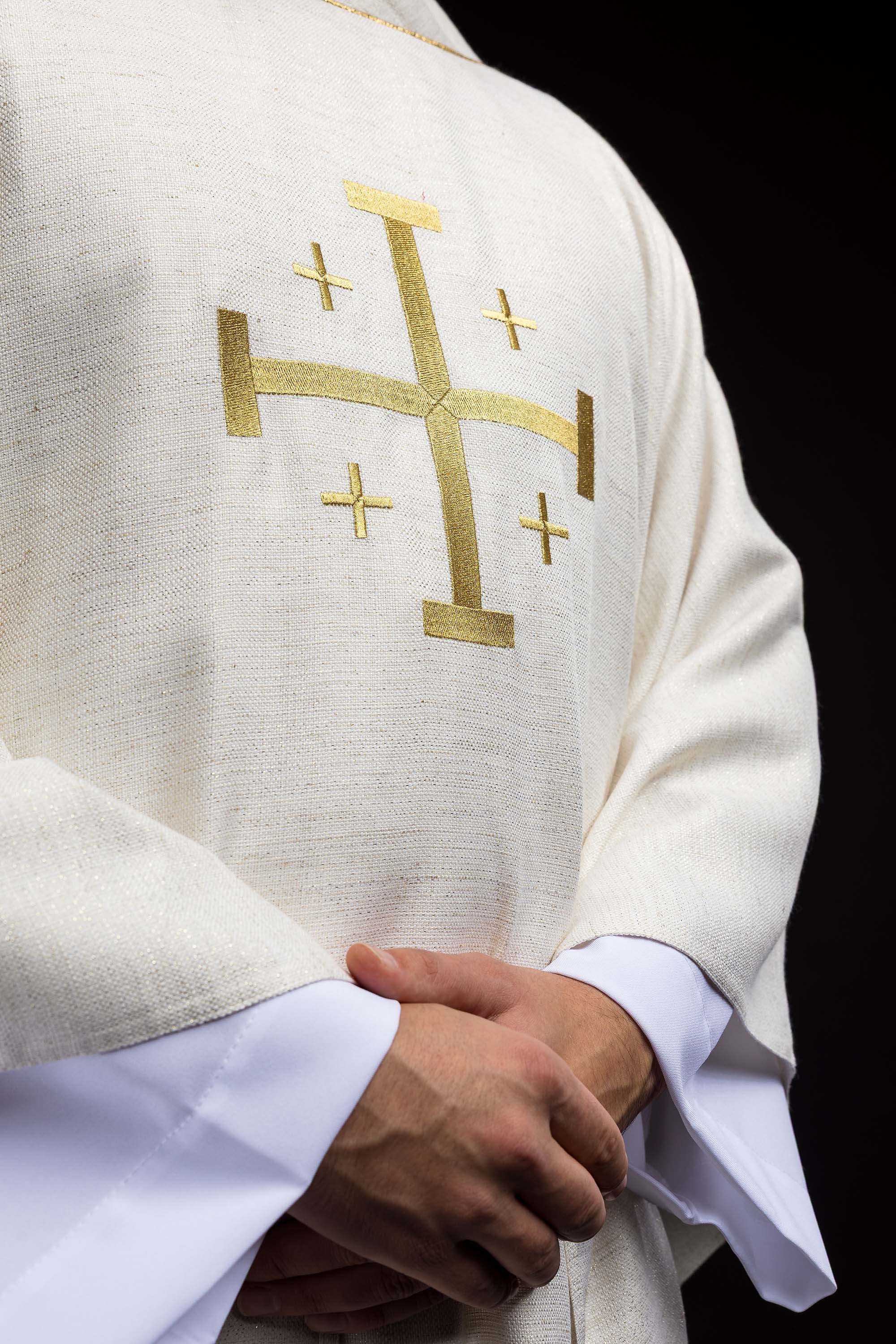 Crveni ornati s žakardnim pojasom u križeve