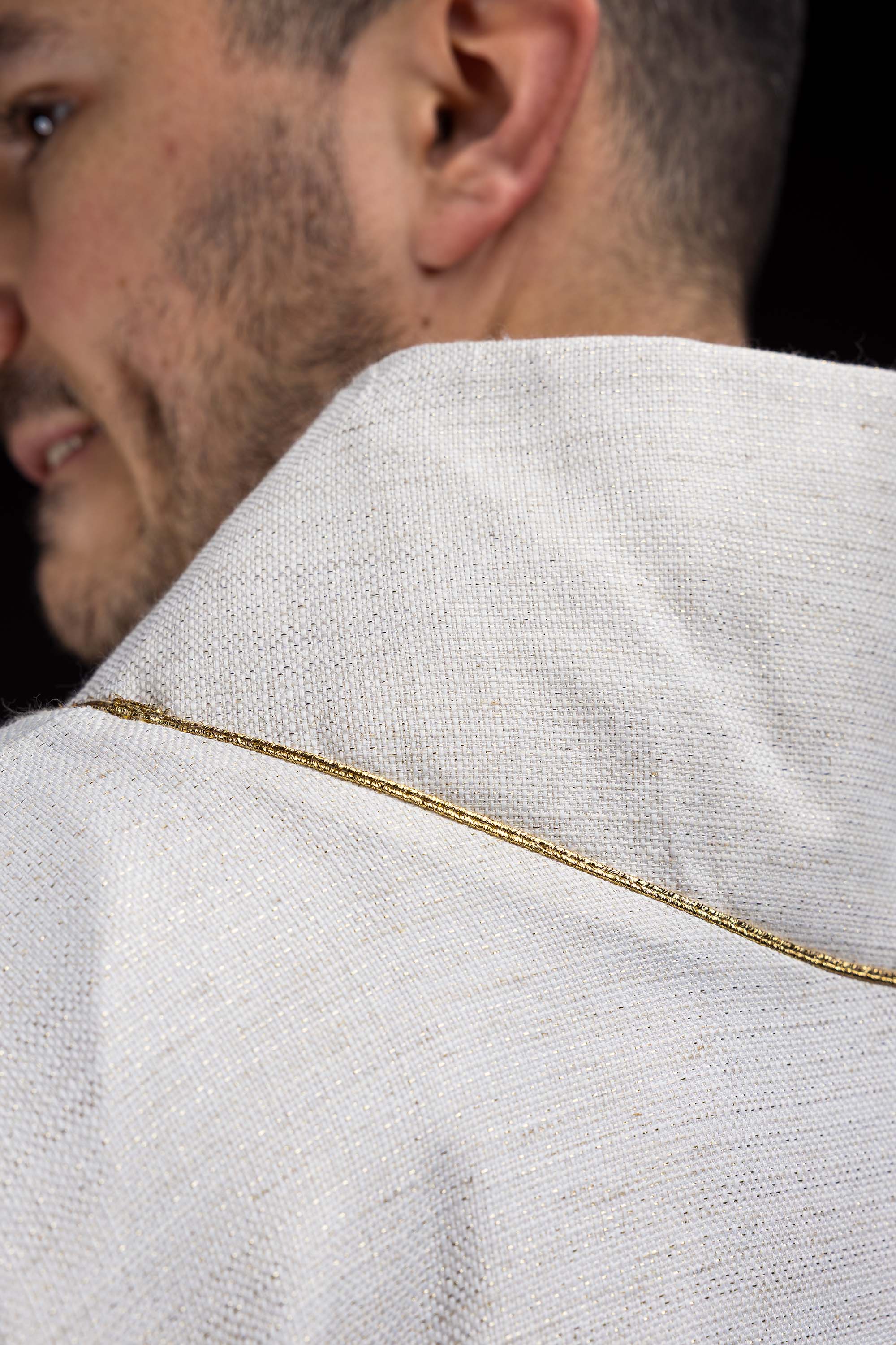 Crveni ornati s žakardnim pojasom u križeve