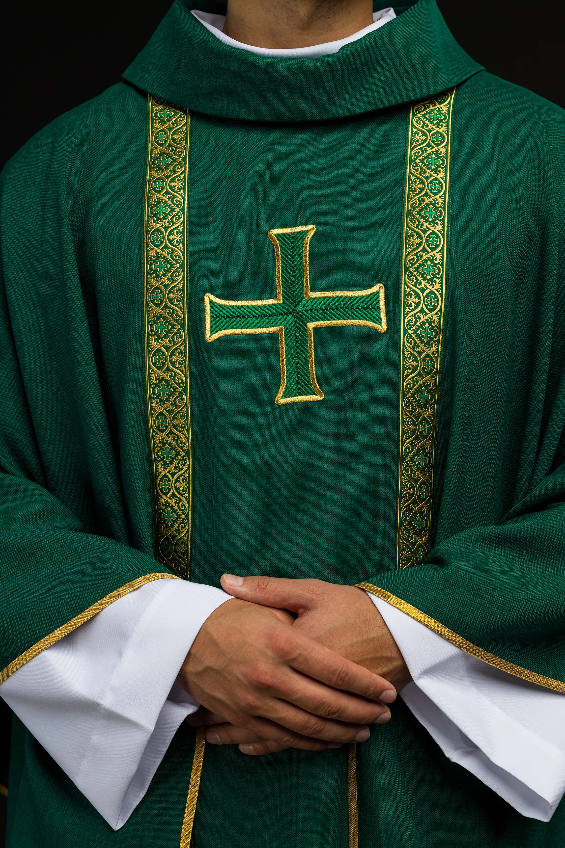 Ornat liturgiczny zielony z haftowanym krzyżem i taśmami żakardowymi - ORNATY.PL