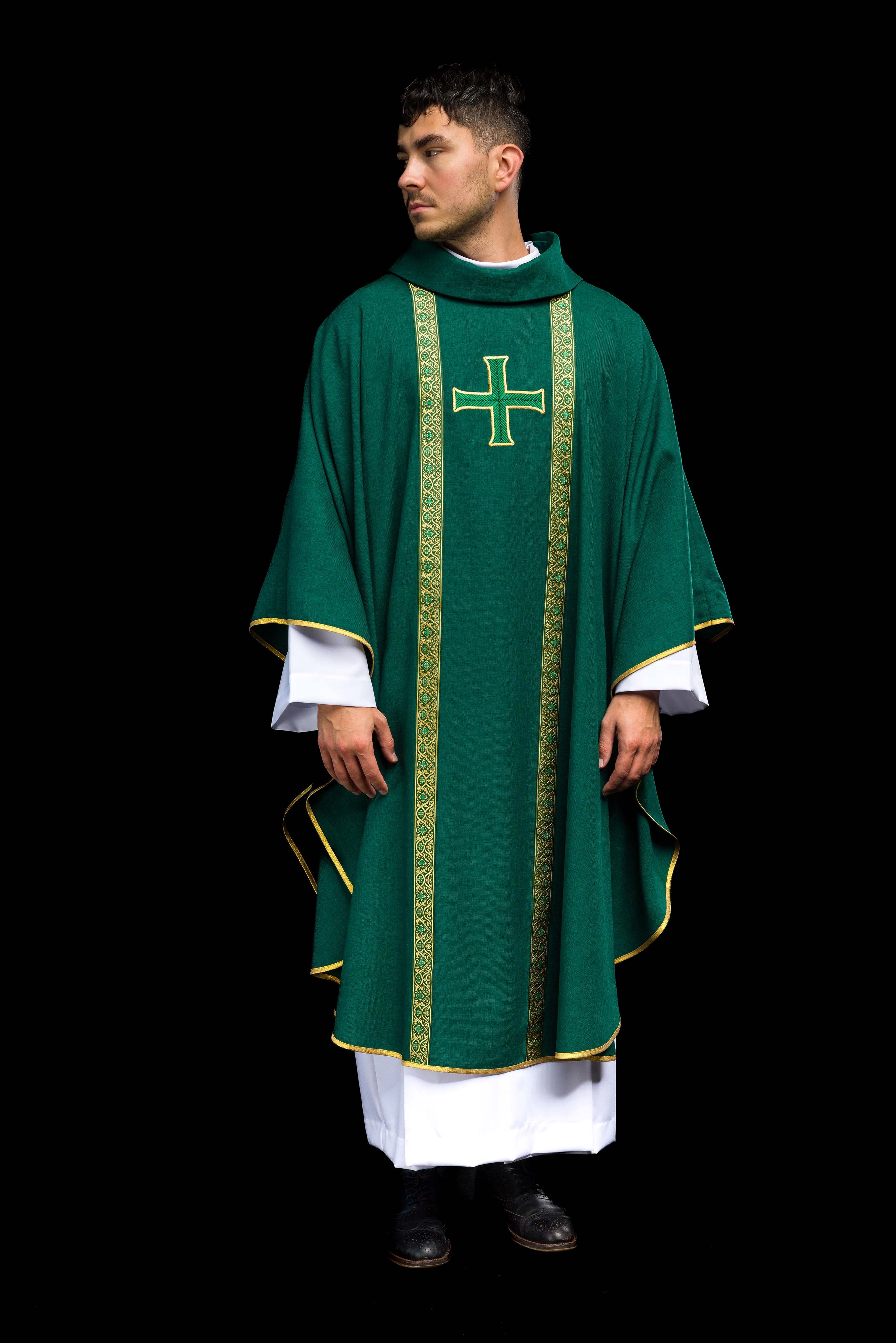 Ornat liturgiczny zielony z haftowanym krzyżem i taśmami żakardowymi - ORNATY.PL