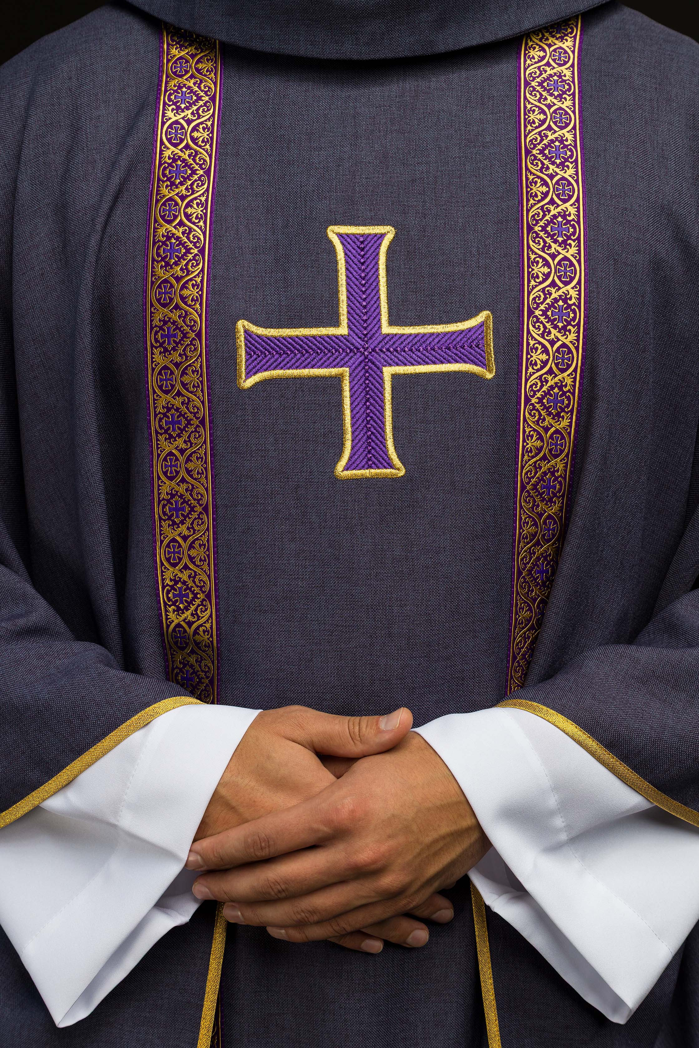Ornat liturgiczny fioletowy z haftowanym krzyżem i taśmami żakardowymi - ORNATY.PL