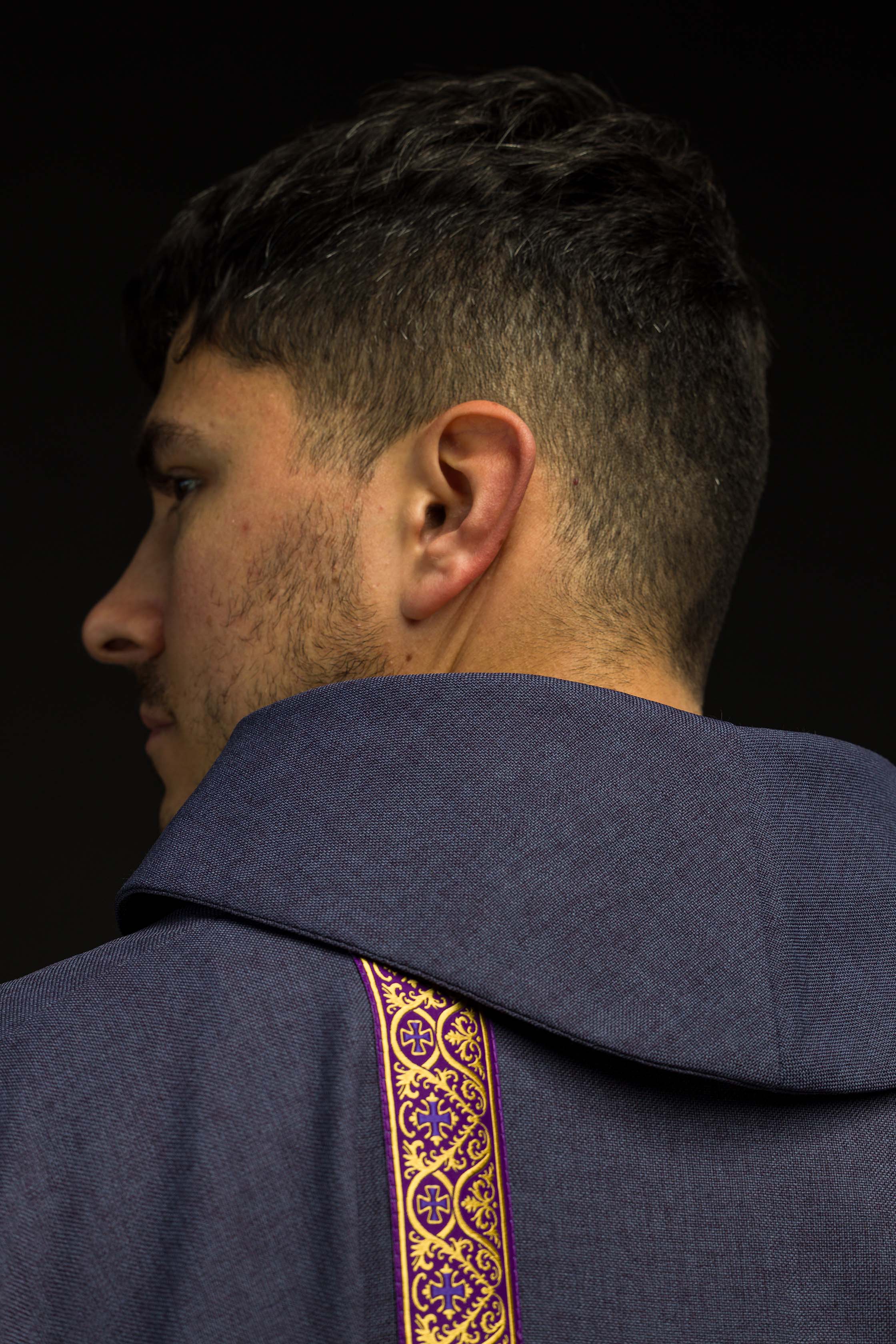 Ornat liturgiczny fioletowy z haftowanym krzyżem i taśmami żakardowymi - ORNATY.PL