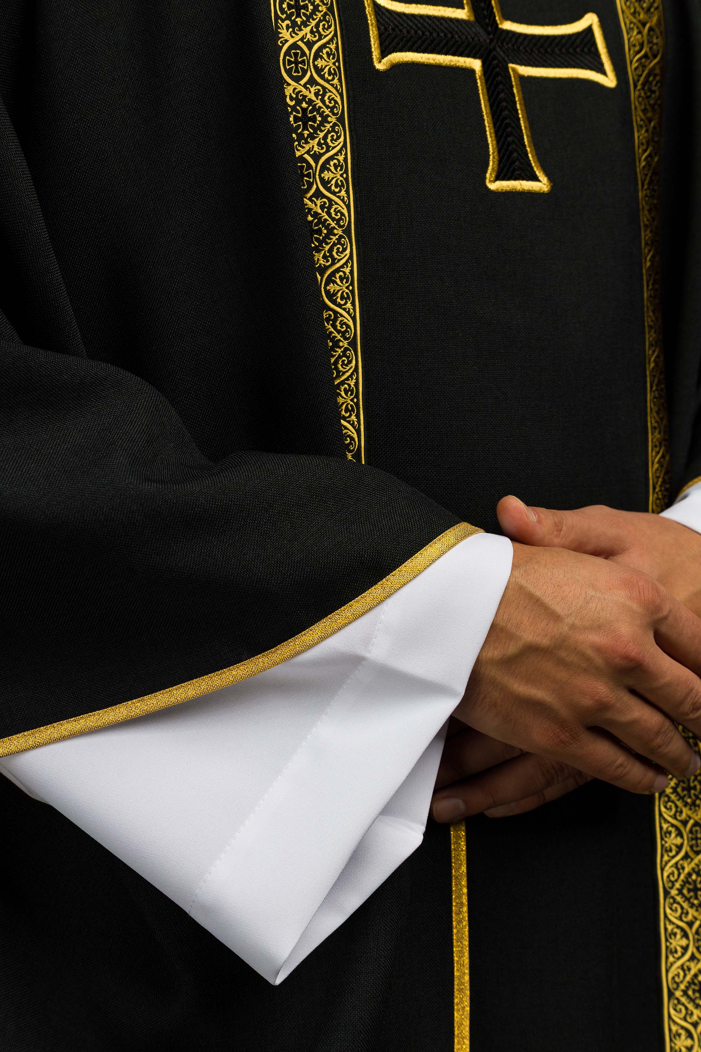 Liturgijska odora zelena s pojasom i vezenim križem na žakard tkanini