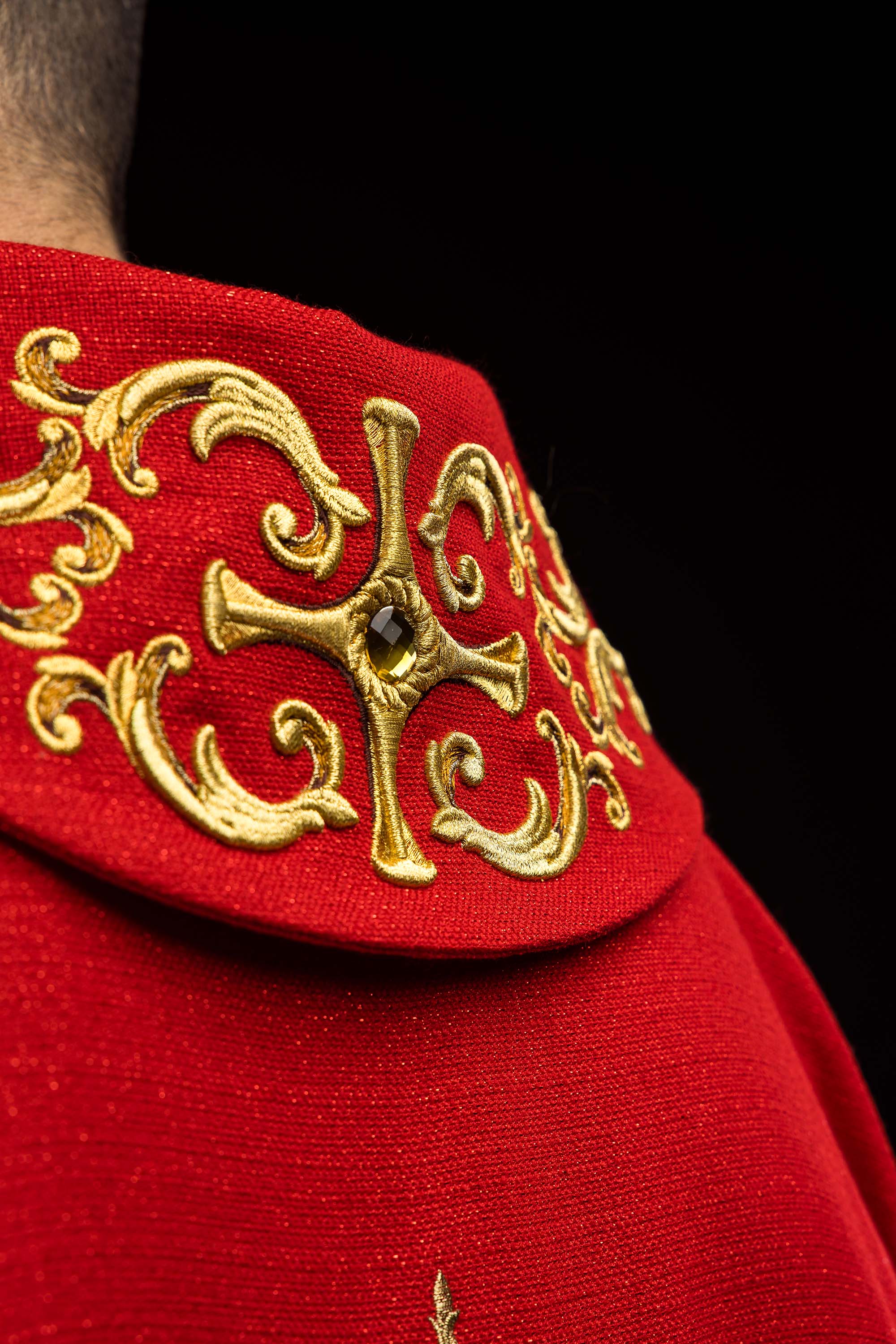 Ornat bogato izvezen s likom svetog Petra Crveni