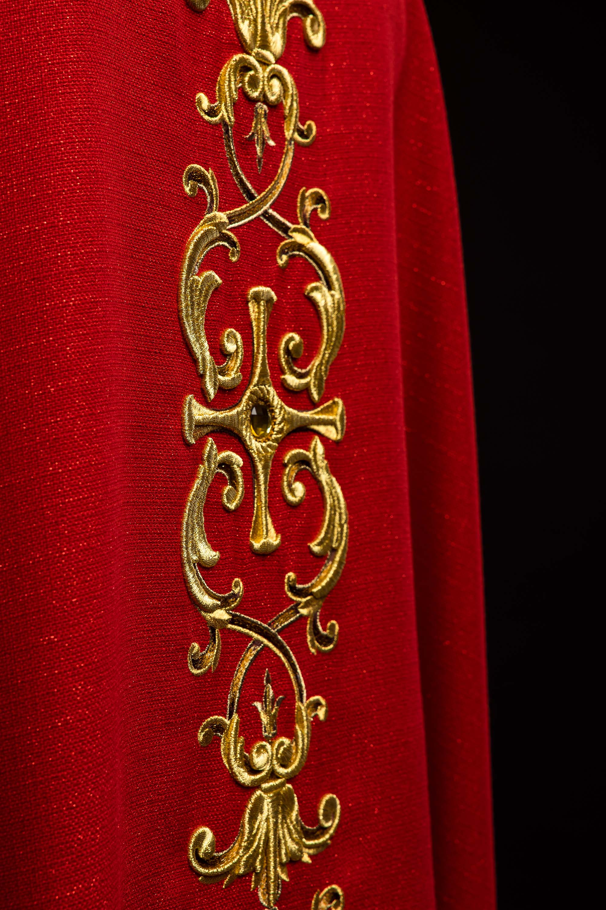 Ornat bogato izvezen s likom svetog Petra Crveni