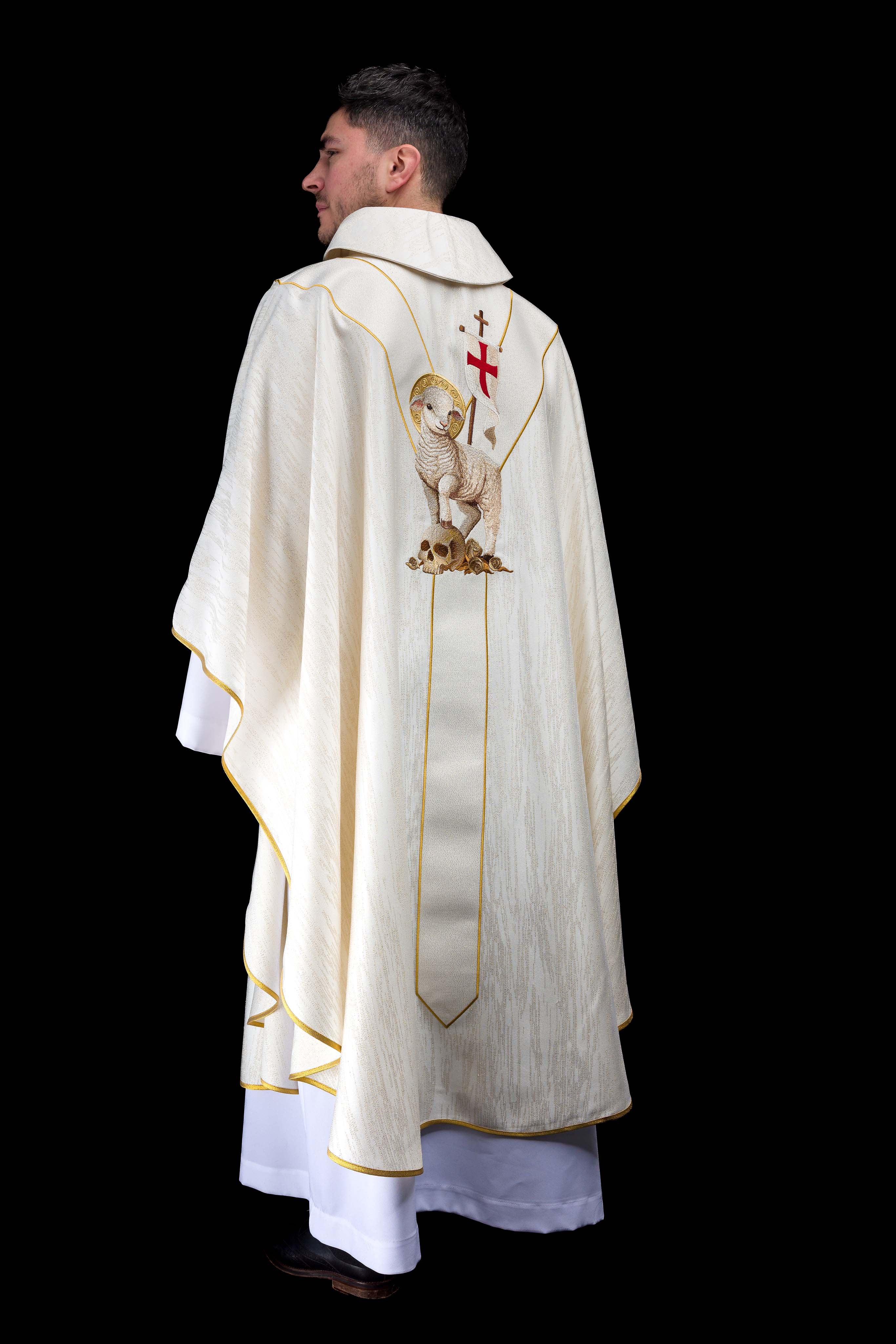 Ornat haftowany z wizerunkiem Jezusa Zmartwychwstałego i Baranka Wielkanocnego - ORNATY.PL