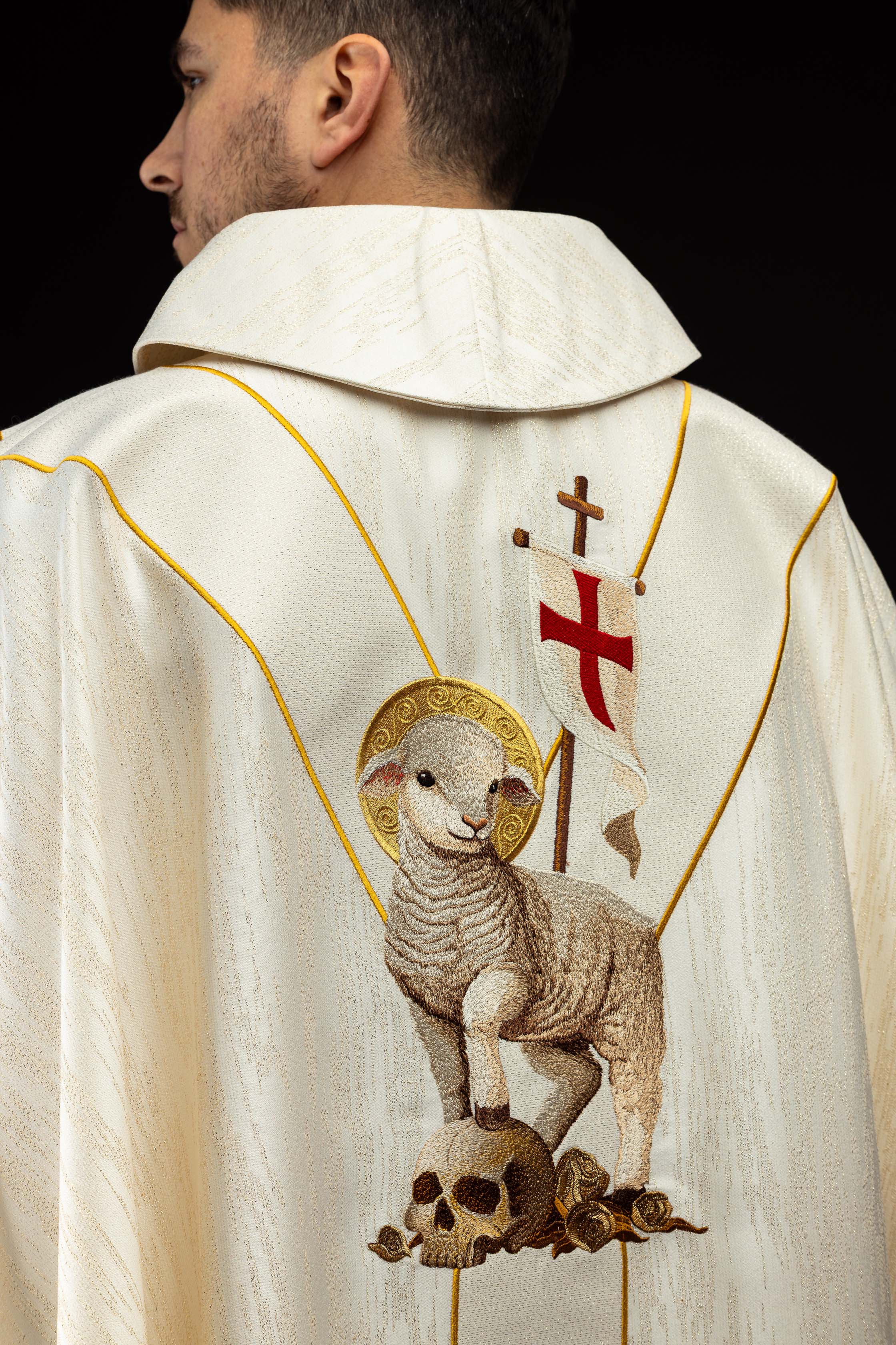 Ornat haftowany z wizerunkiem Jezusa Zmartwychwstałego i Baranka Wielkanocnego - ORNATY.PL