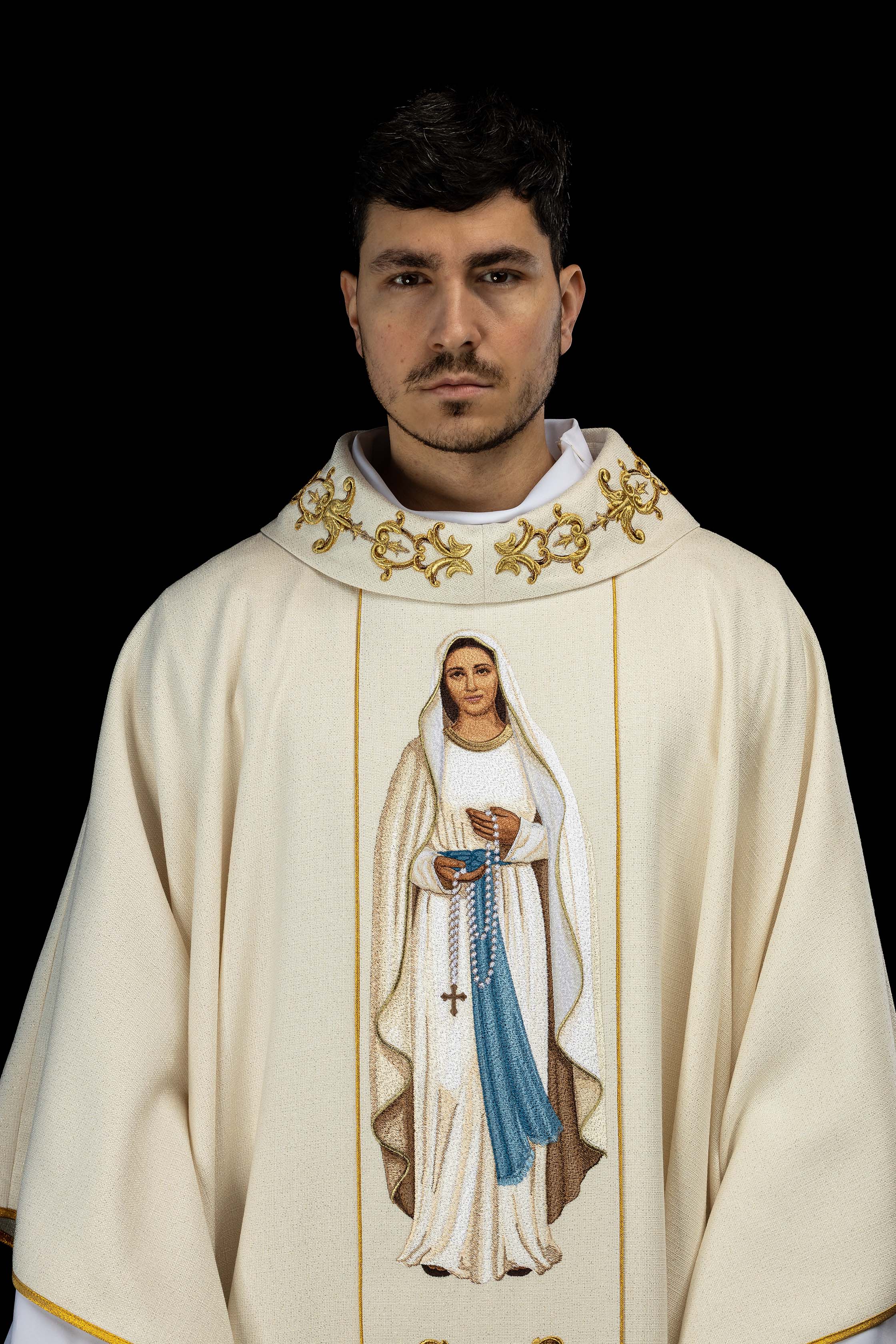 Ornat bogato izvezen s likom svetog Petra Crveni