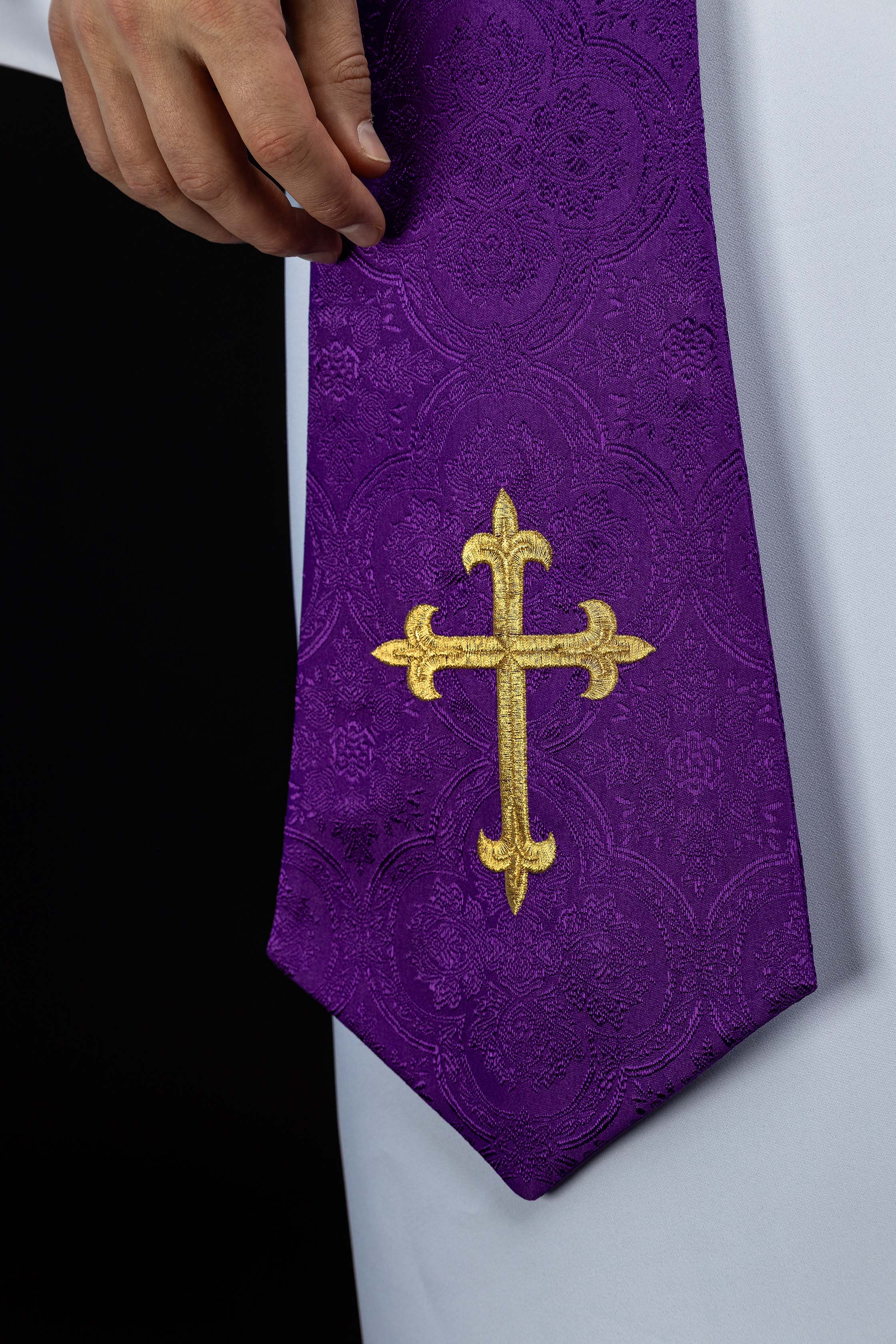 Izvezena stola s motivom križa, ljubičasta žakard tkanina