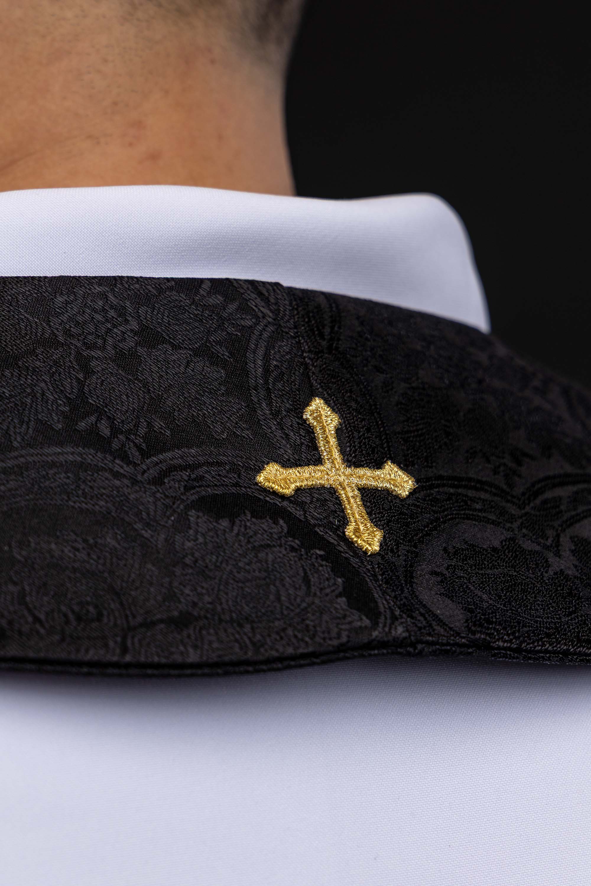 Izvezena stola s motivom križa, ružičasta žakard tkanina