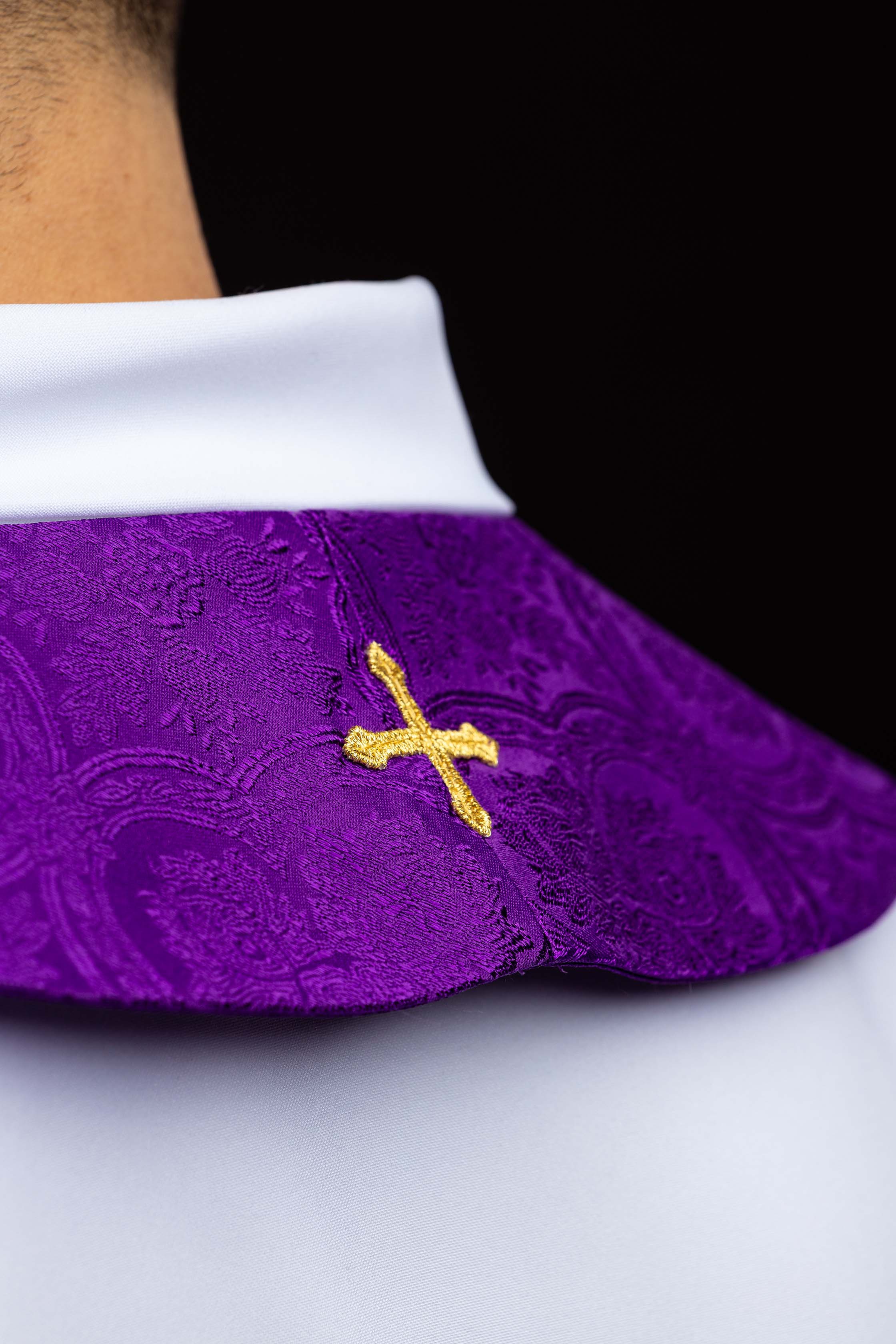 Stuła haftowana z motywem Krzyża fioletowa tkanina żakardowa - ORNATY.PL