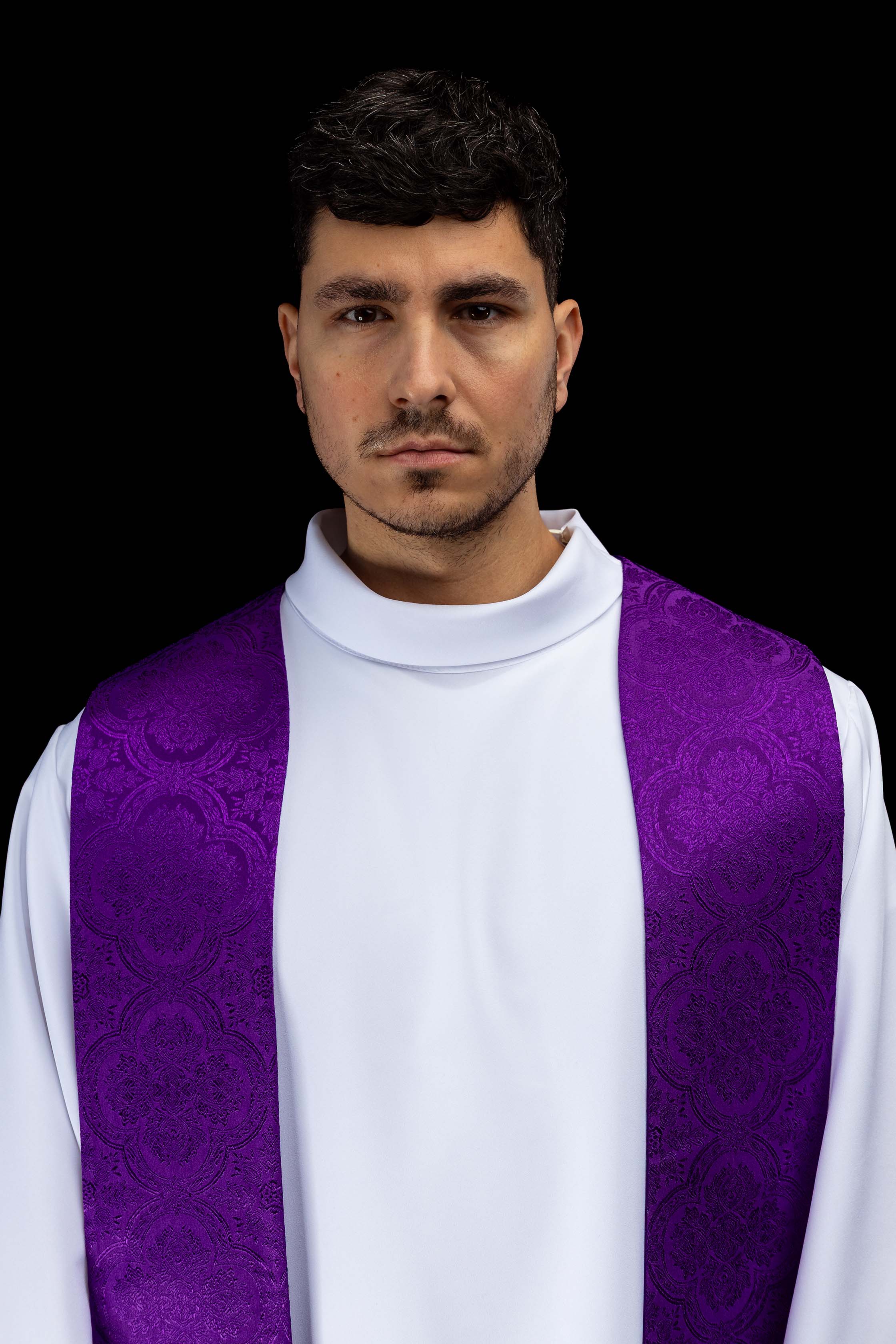 Stuła haftowana z motywem Krzyża fioletowa tkanina żakardowa - ORNATY.PL