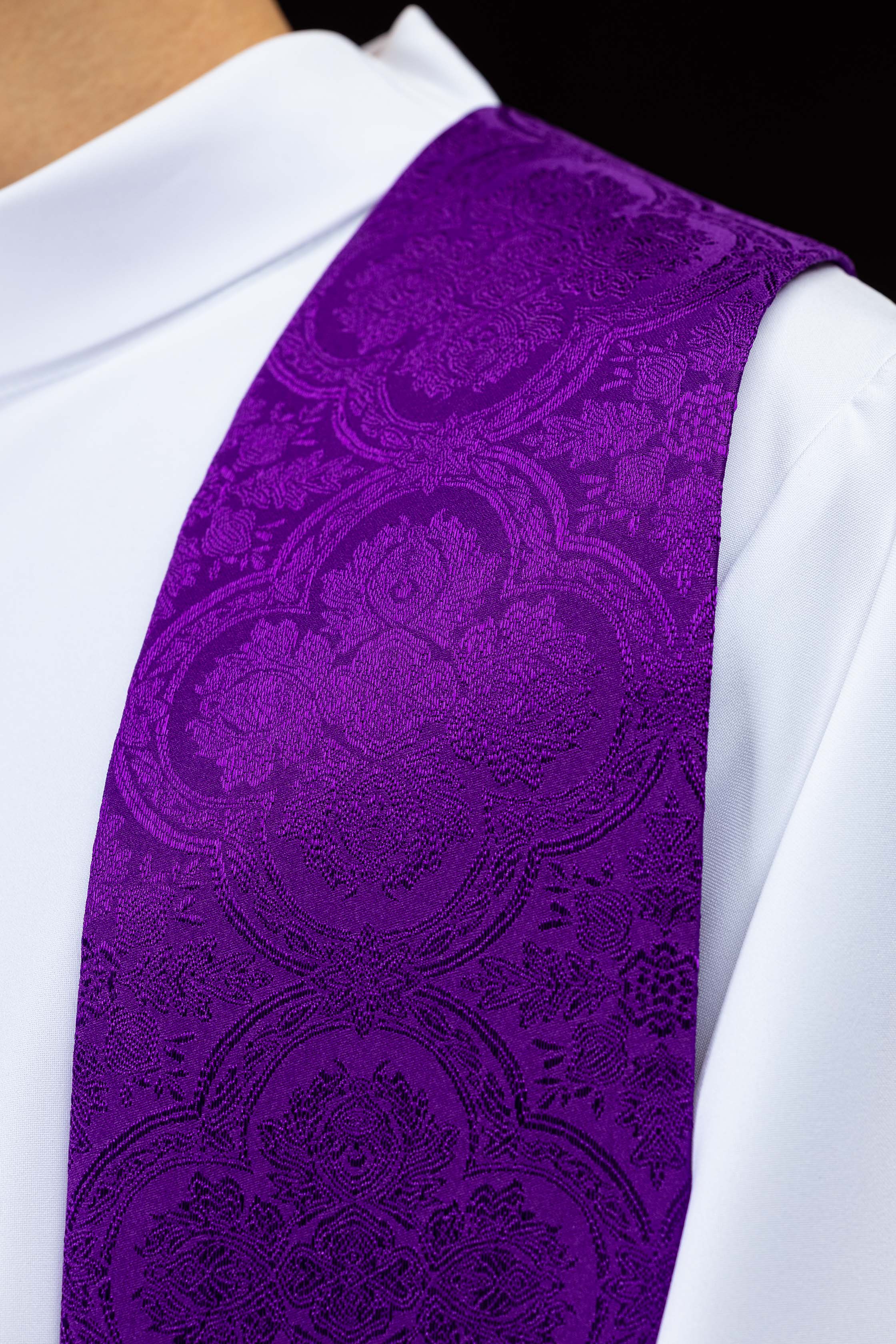 Stuła haftowana z motywem Krzyża fioletowa tkanina żakardowa - ORNATY.PL