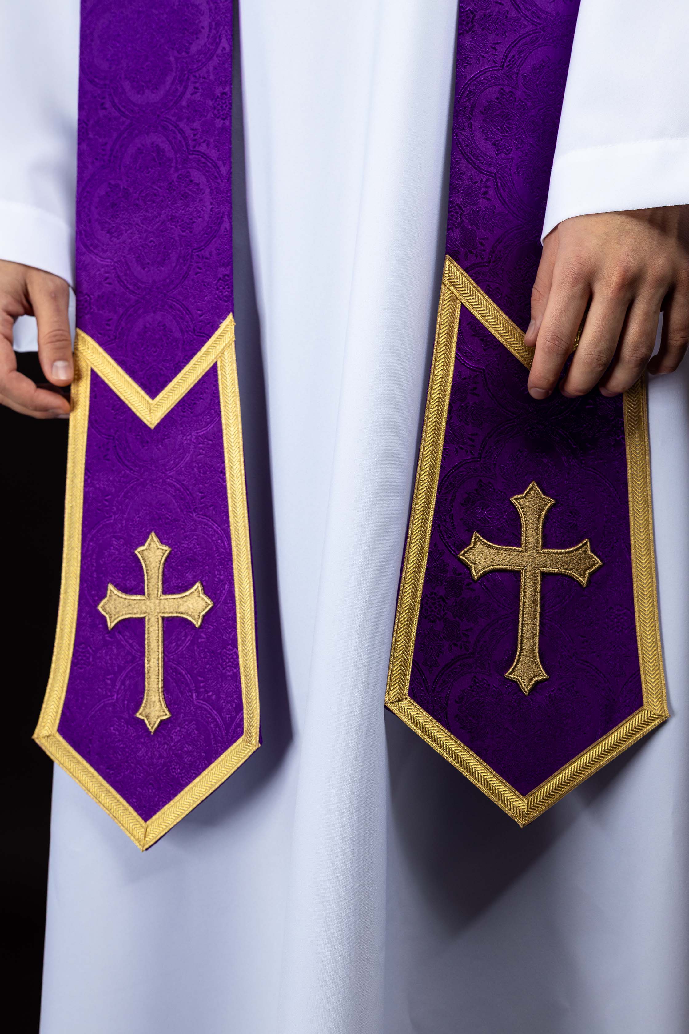Stuła haftowana z motywem Krzyża fioletowa tkanina żakardowa - ORNATY.PL