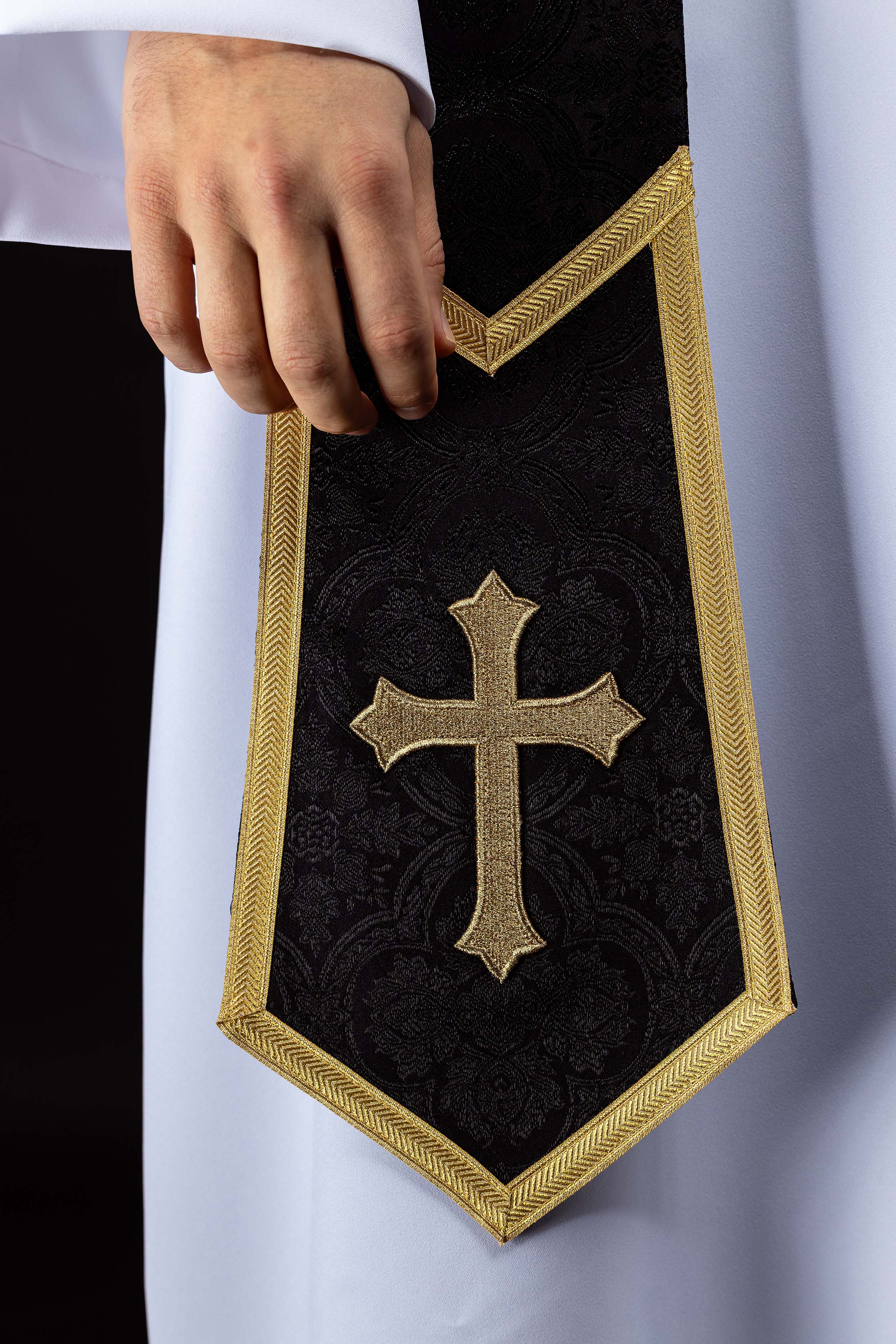 Stuła haftowana z motywem Krzyża czarna tkanina żakardowa - ORNATY.PL