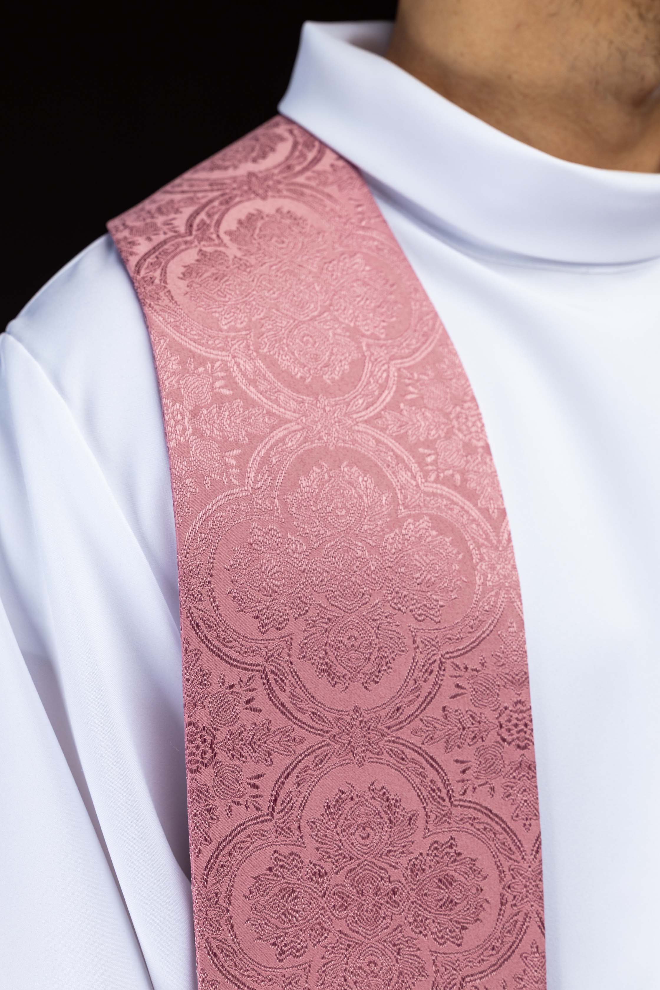 Stuła haftowana z motywem Krzyża różowa tkanina żakardowa - ORNATY.PL