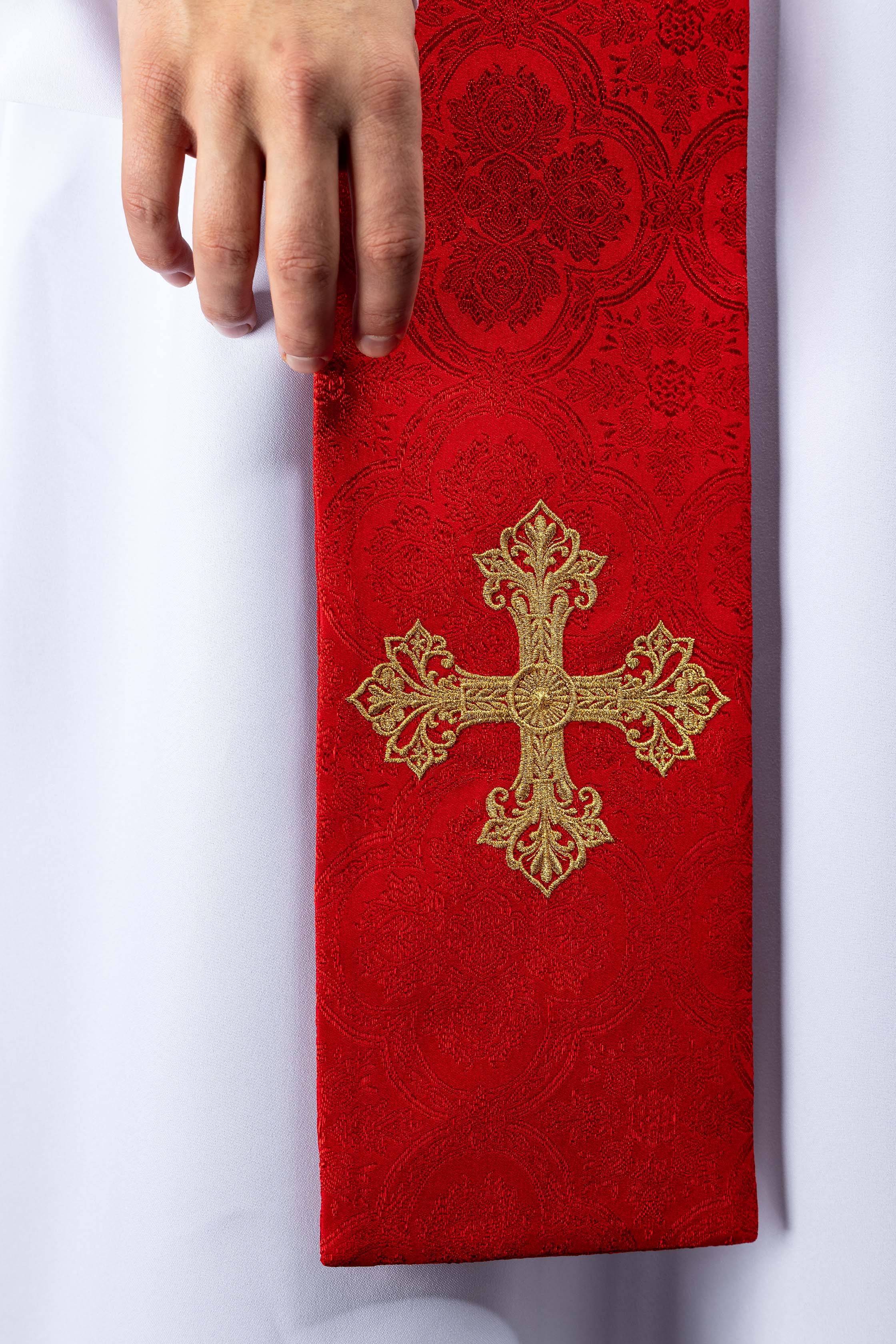 Stuła haftowana z motywem Krzyża czerwona tkanina żakardowa - ORNATY.PL