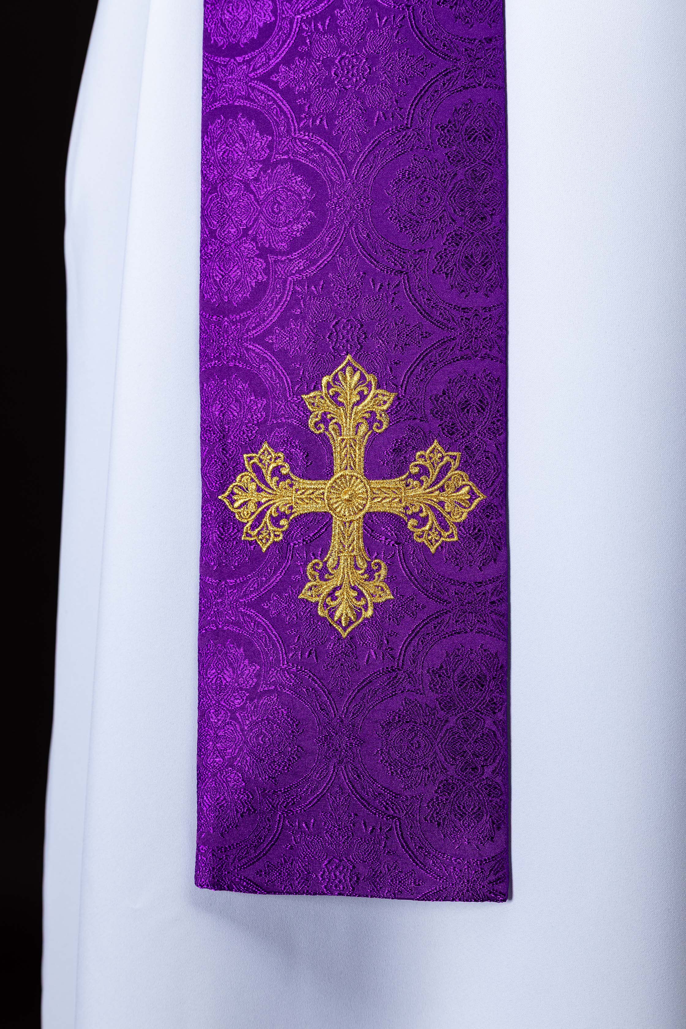 Stuła haftowana z motywem Krzyża fioletowa tkanina żakardowa - ORNATY.PL