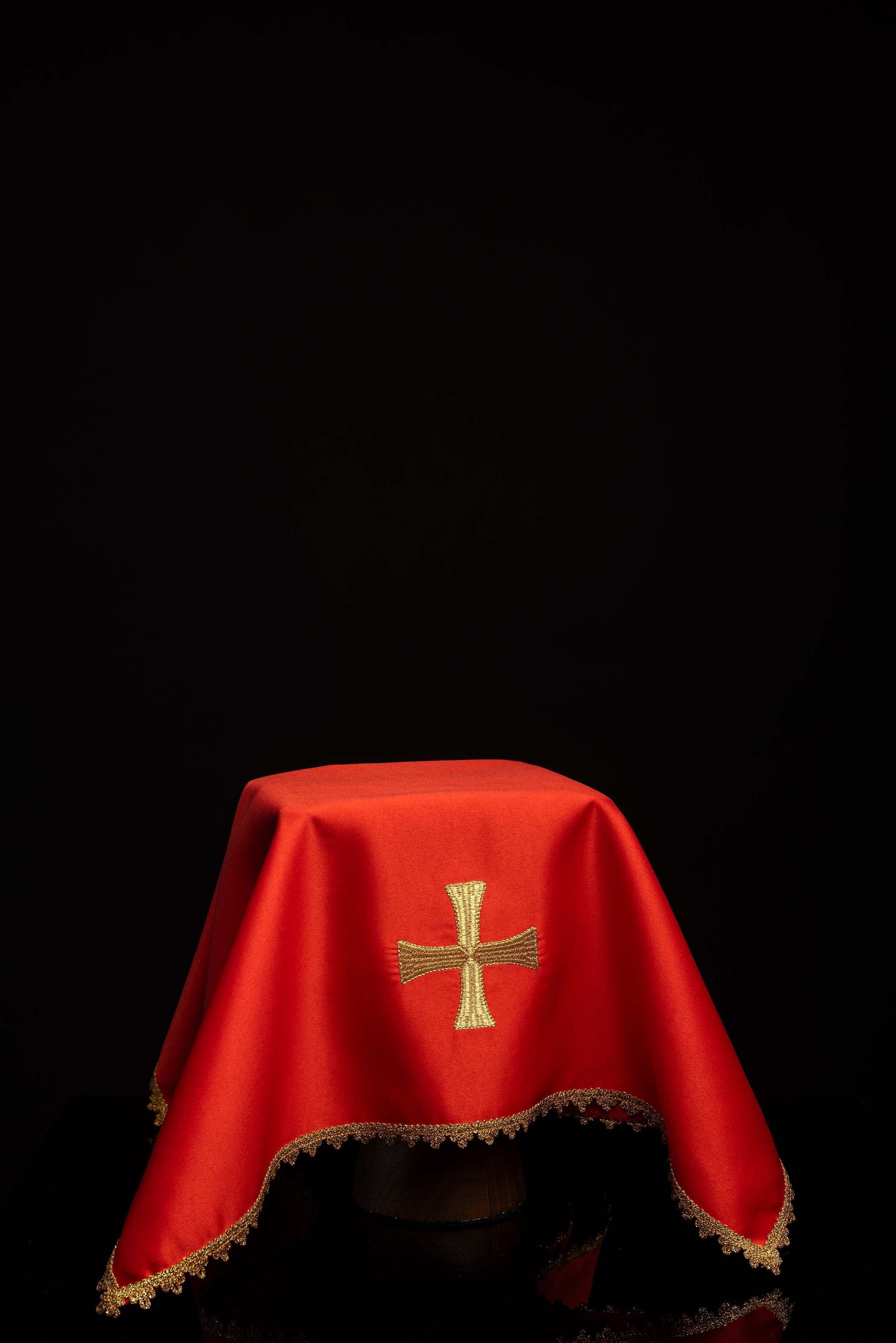 Četiri vela za kalež s izvezenim zlatnim križem