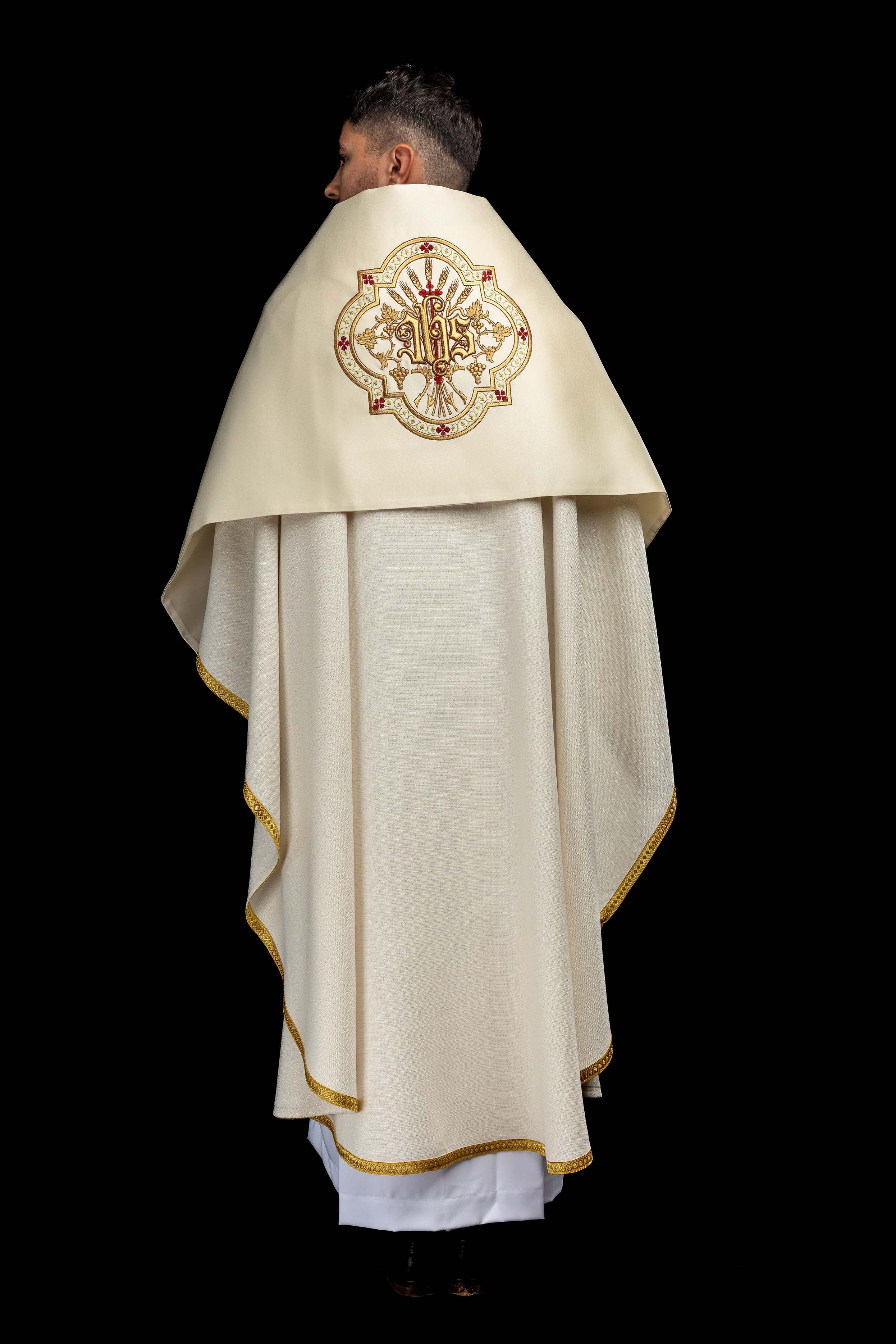 Liturgijski veo s motivom IHS okružen bogatim vezom u boji ecru