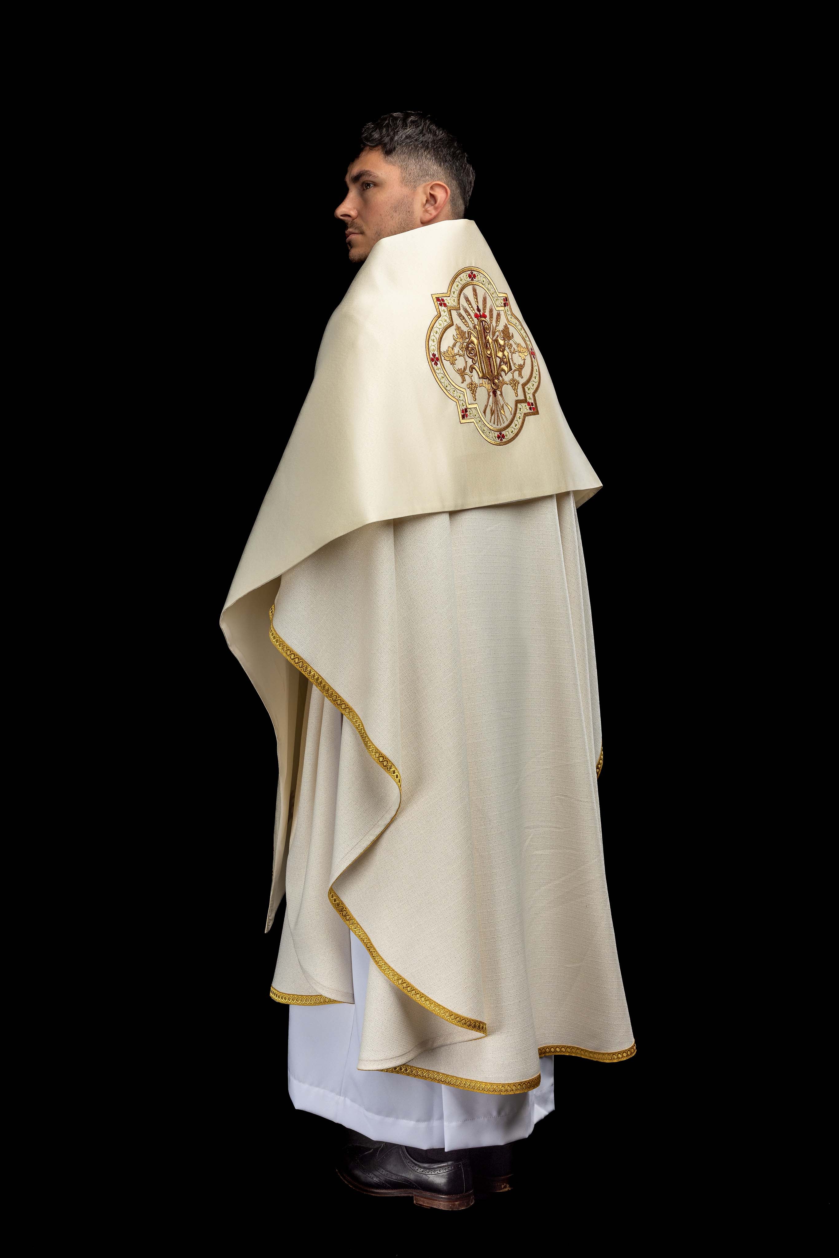 Liturgijski veo s motivom IHS okružen bogatim vezom u boji ecru