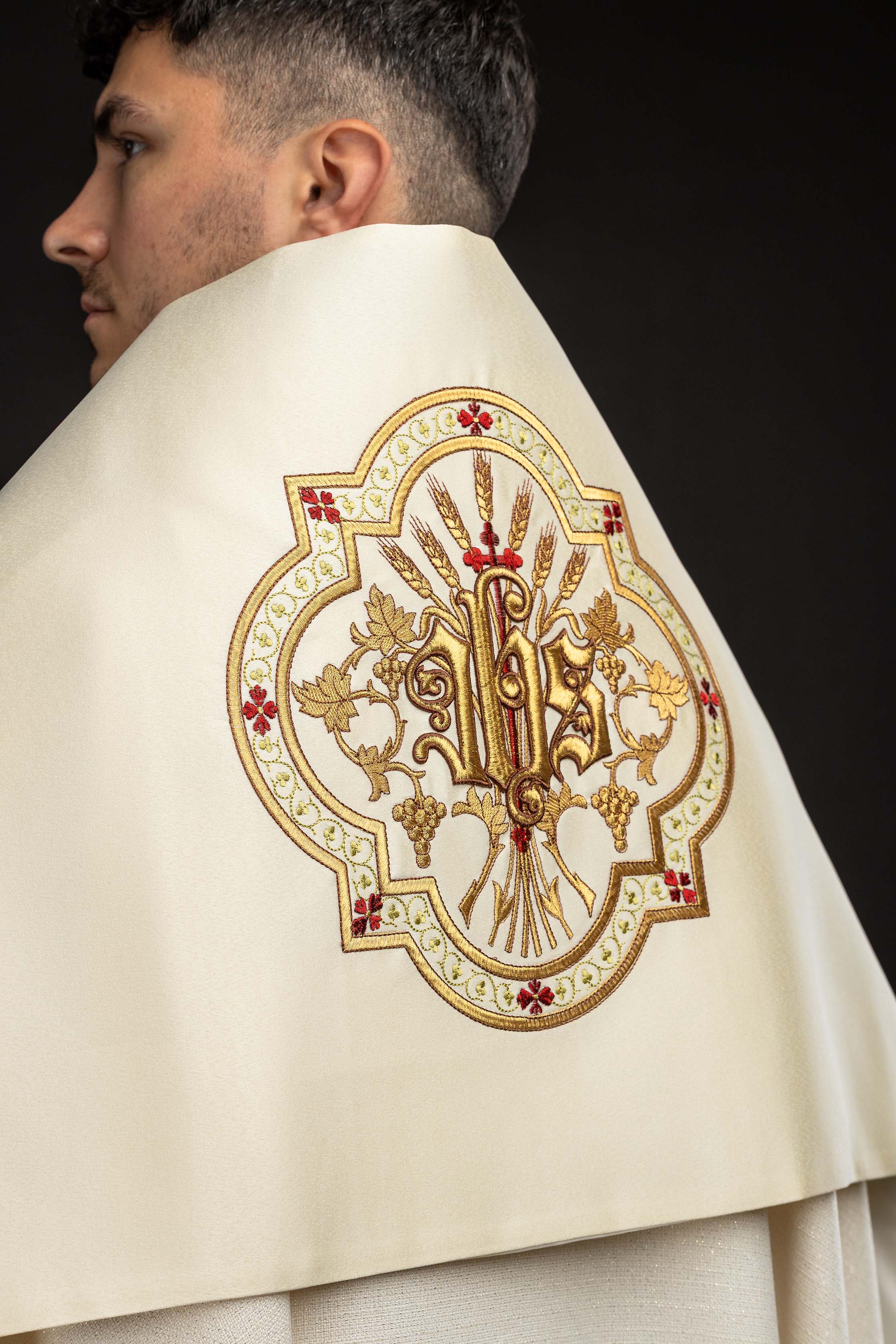 Liturgijski veo s motivom IHS okružen bogatim vezom u boji ecru