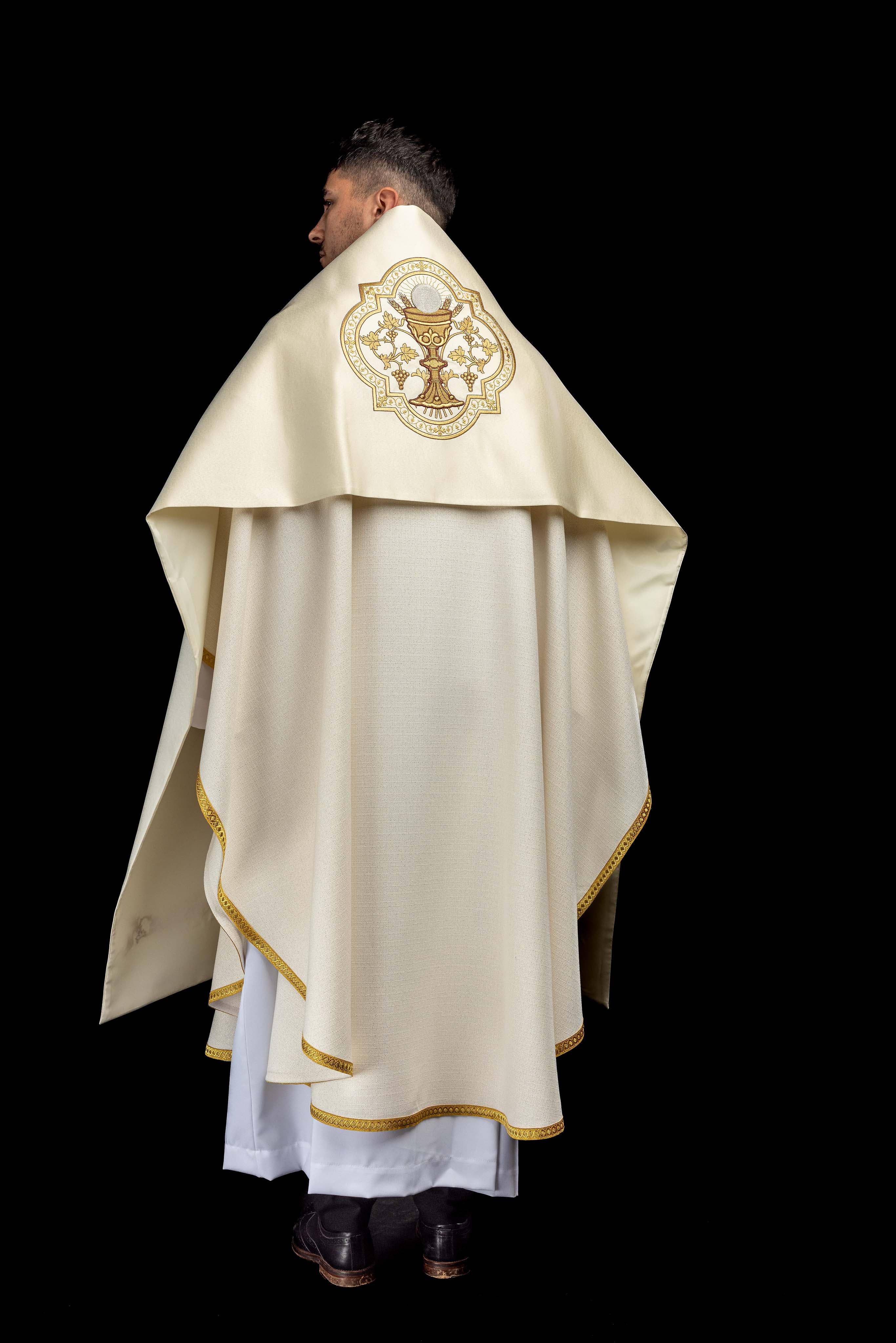 Ecru liturgijski veo s izvezenom kaležom
