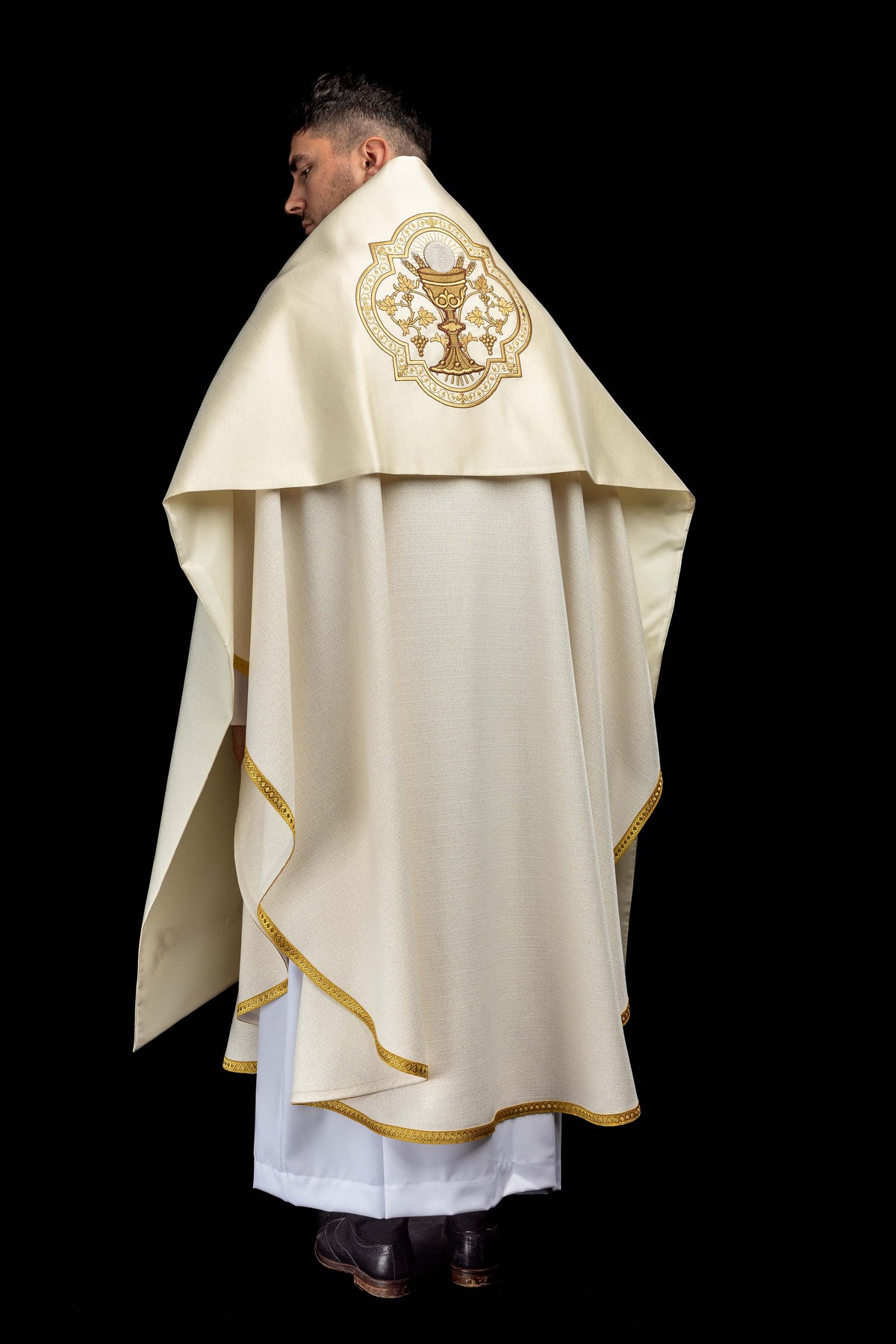 Ecru liturgijski veo s izvezenom kaležom