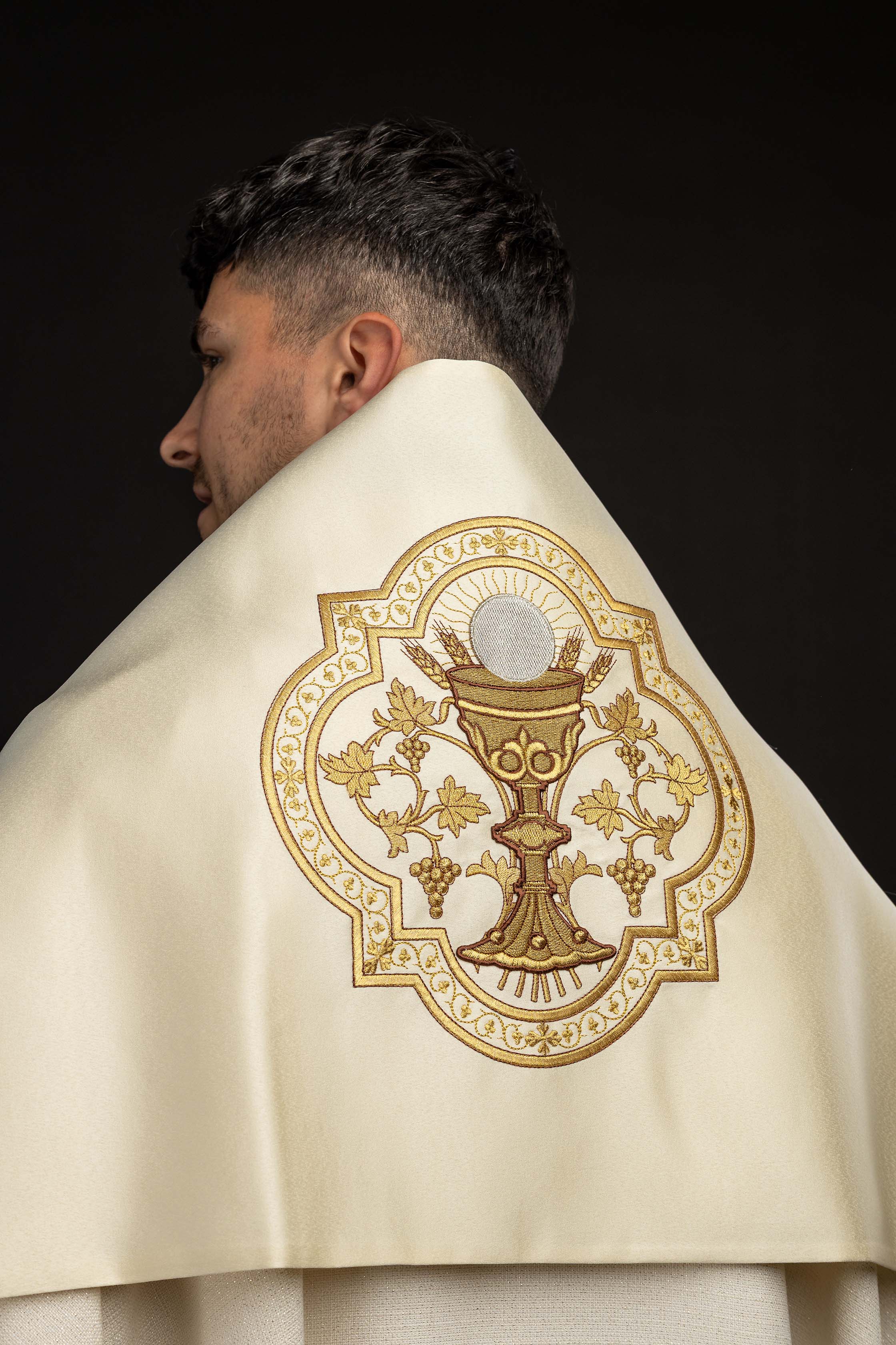 Ecru liturgijski veo s izvezenom kaležom