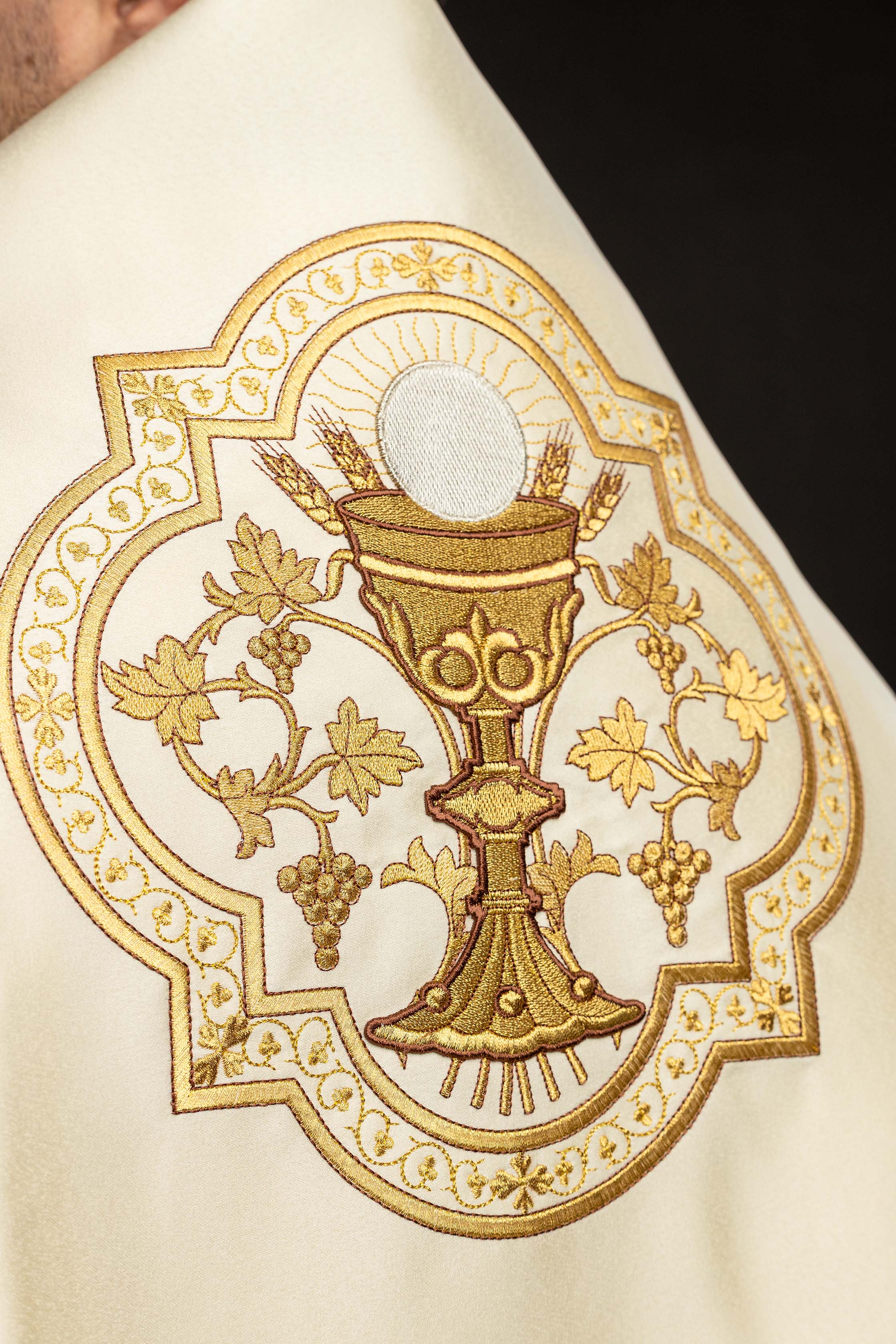Ecru liturgijski veo s izvezenom kaležom