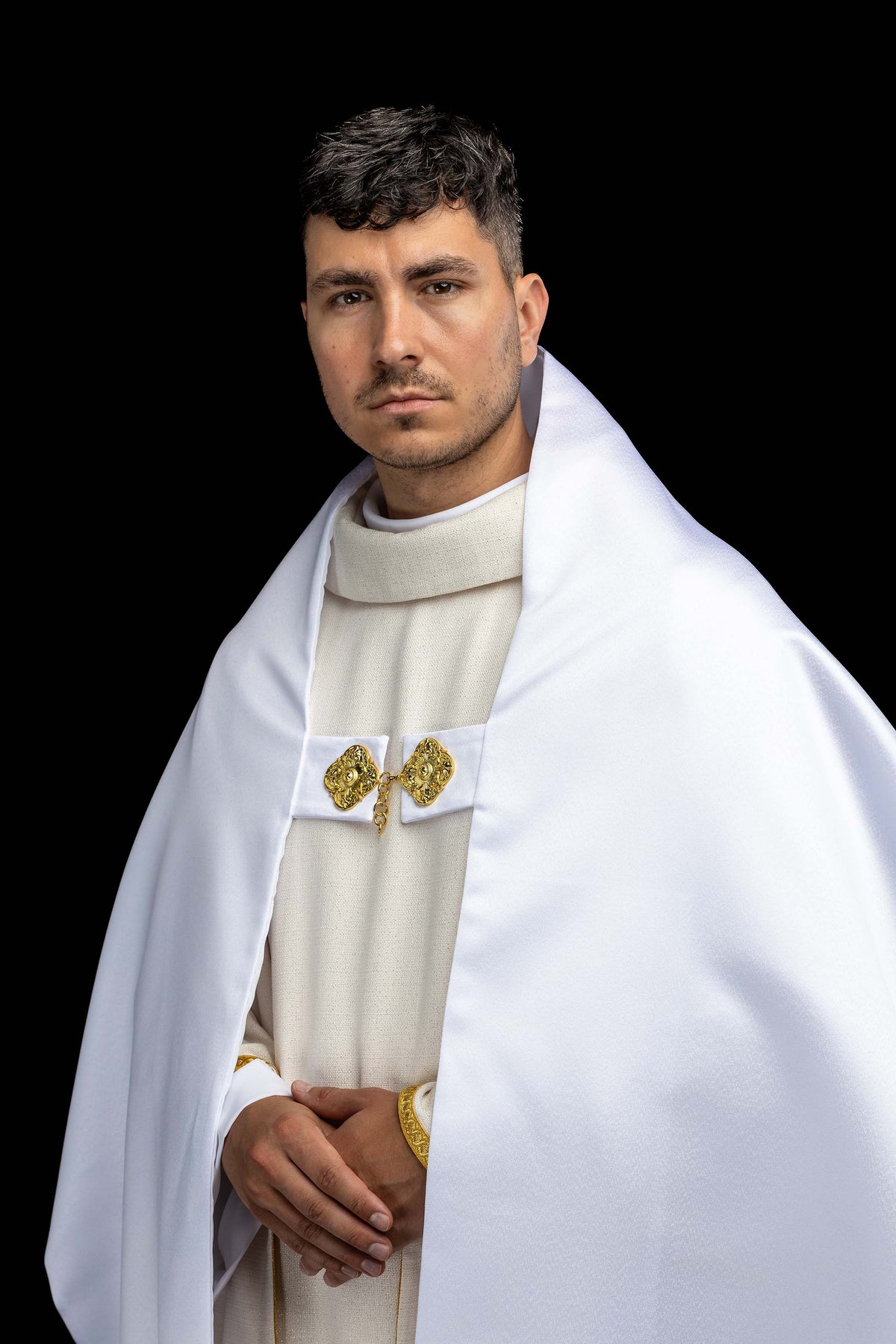 Veil s vezom s marijanskim motivom u bijeloj boji