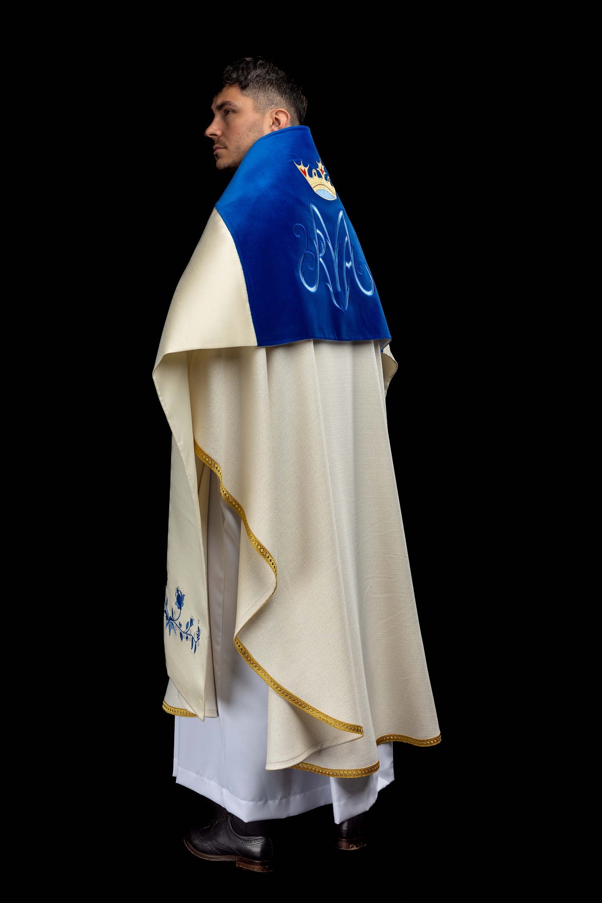 Veil s vezom s marijanskim motivom