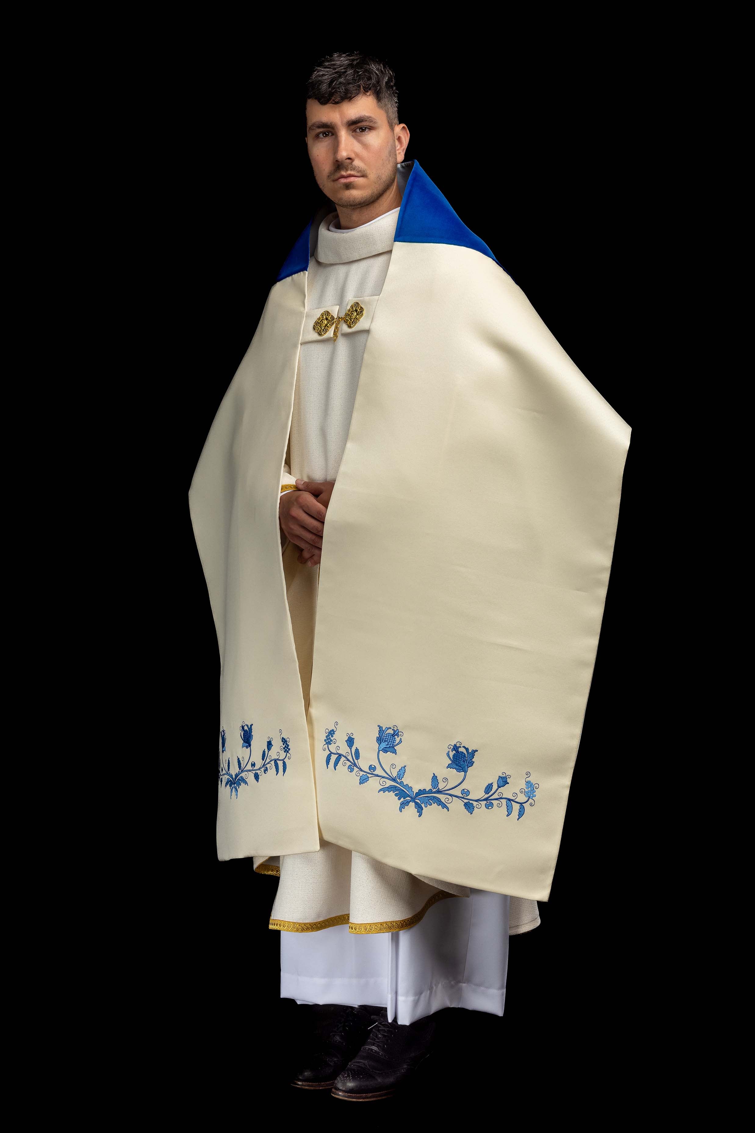 Veil s vezom s marijanskim motivom