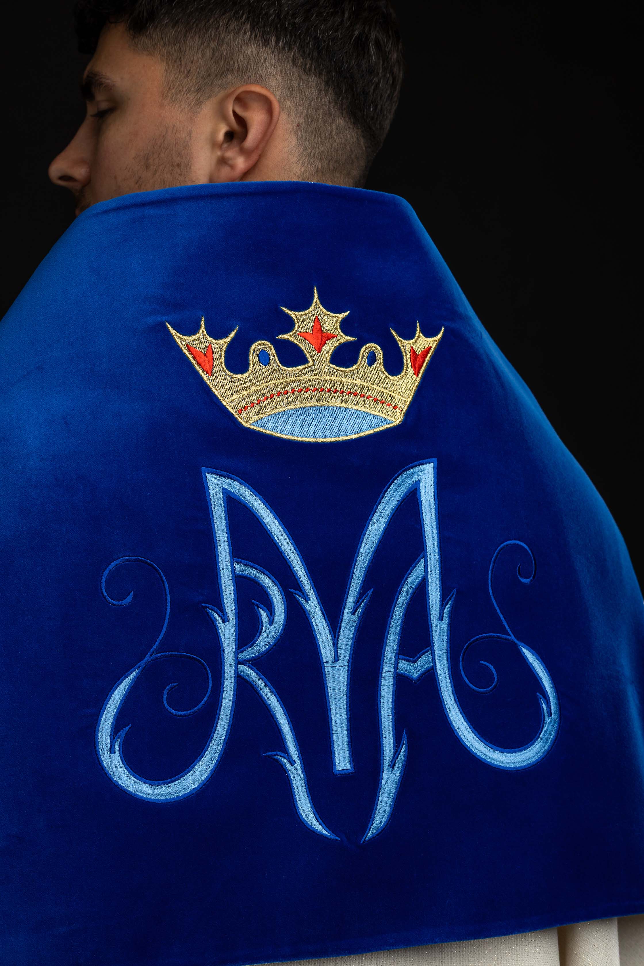 Veil s vezom s marijanskim motivom