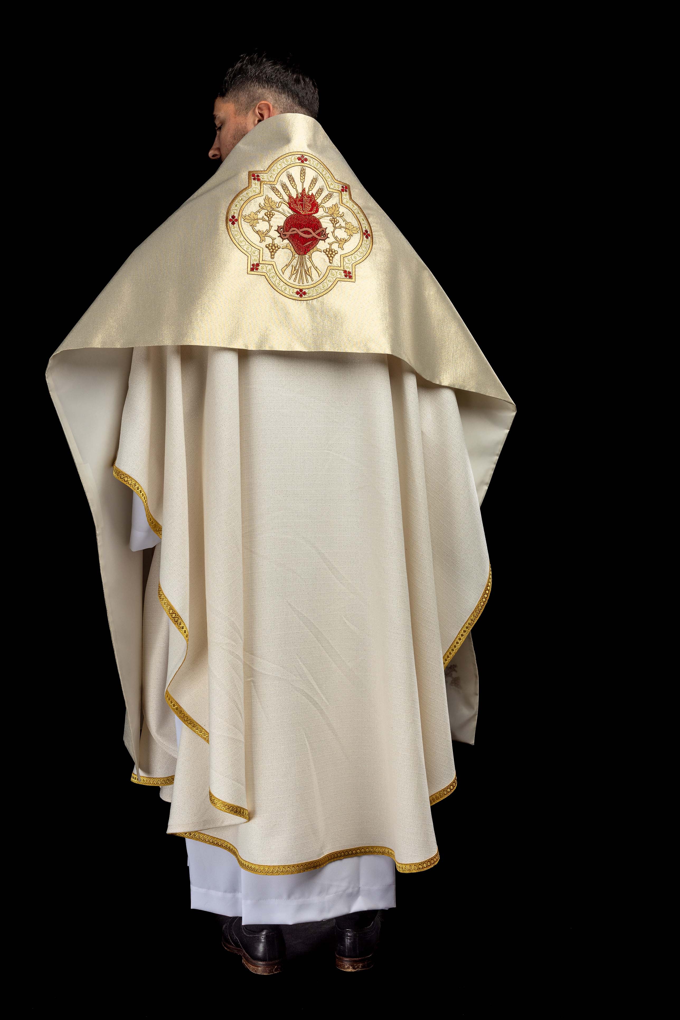 Zlatni liturgijski veo s vezenim Srcem Gospodina Isusa