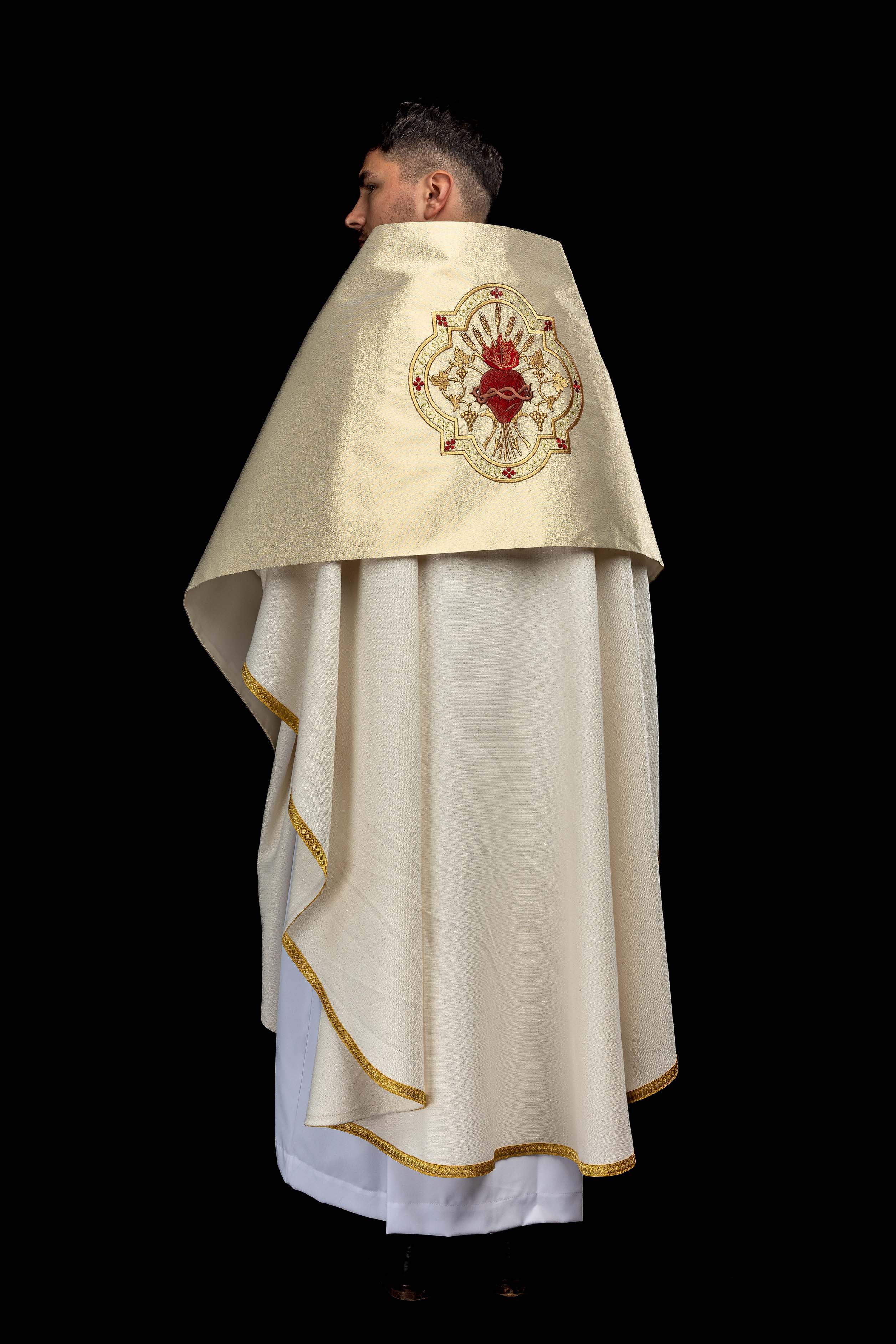 Zlatni liturgijski veo s vezenim Srcem Gospodina Isusa