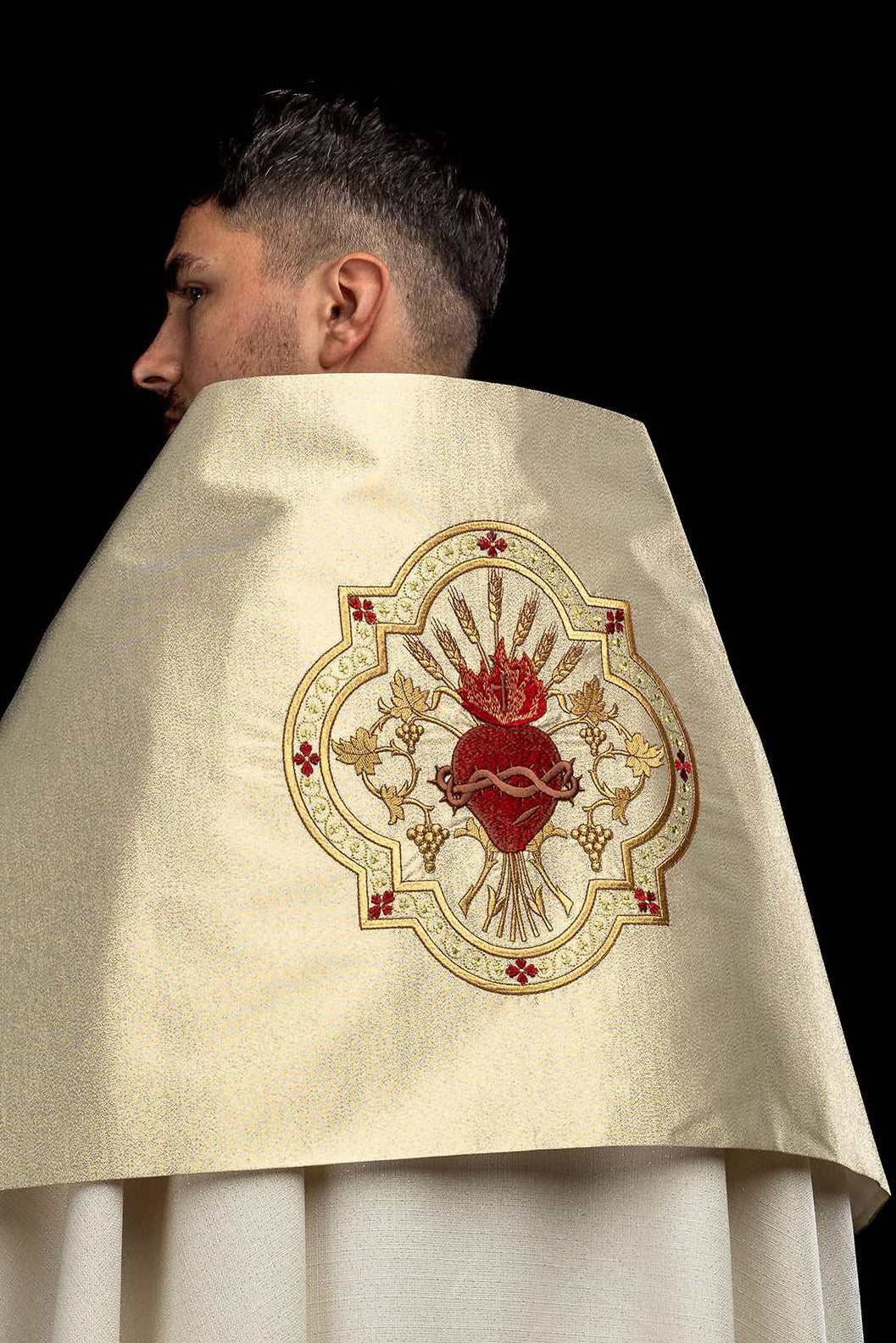 Zlatni liturgijski veo s vezenim Srcem Gospodina Isusa