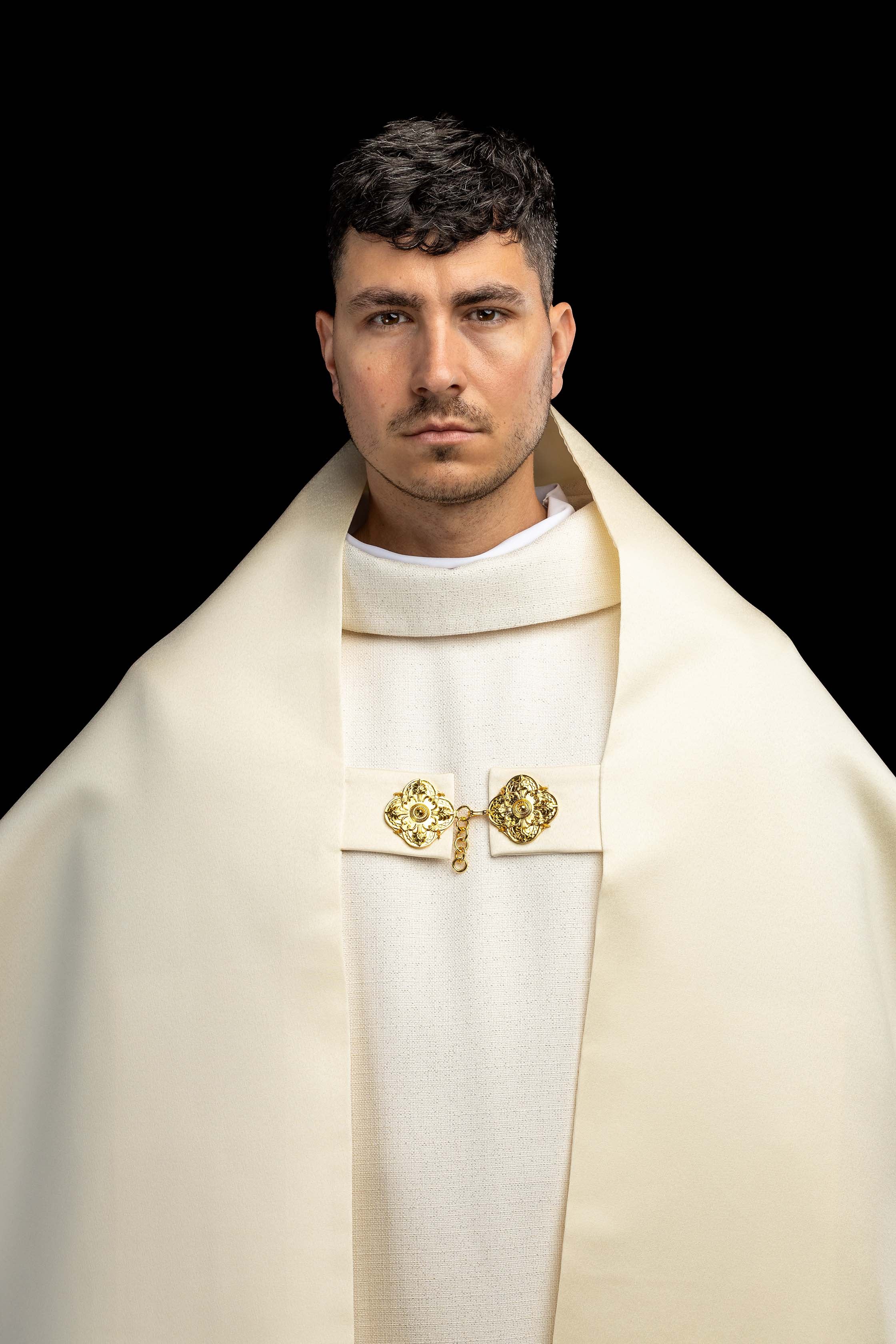 Velum s izvezenim križem u boji ecru