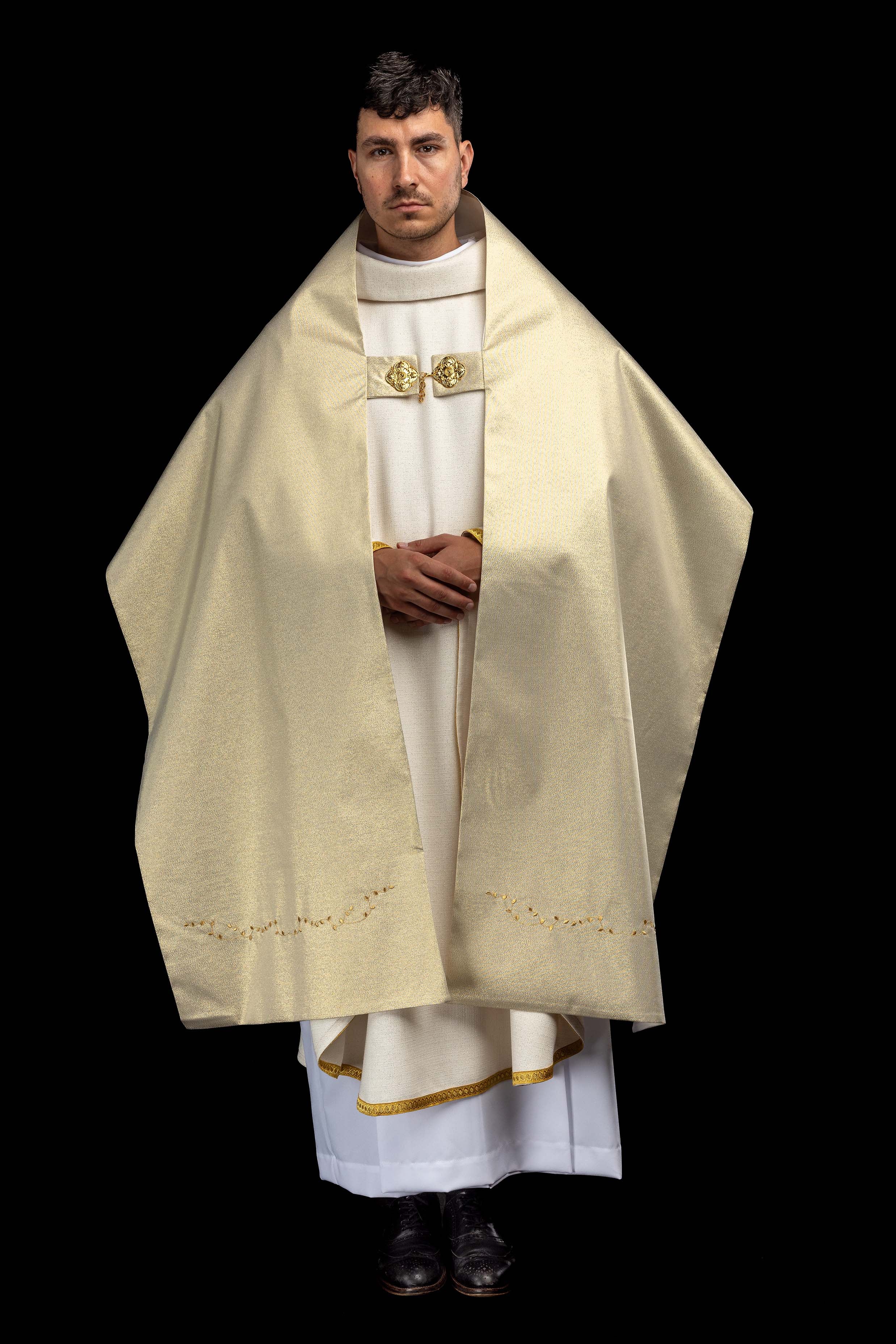 Liturgijski veo s izvezenim križem u zlatnoj boji