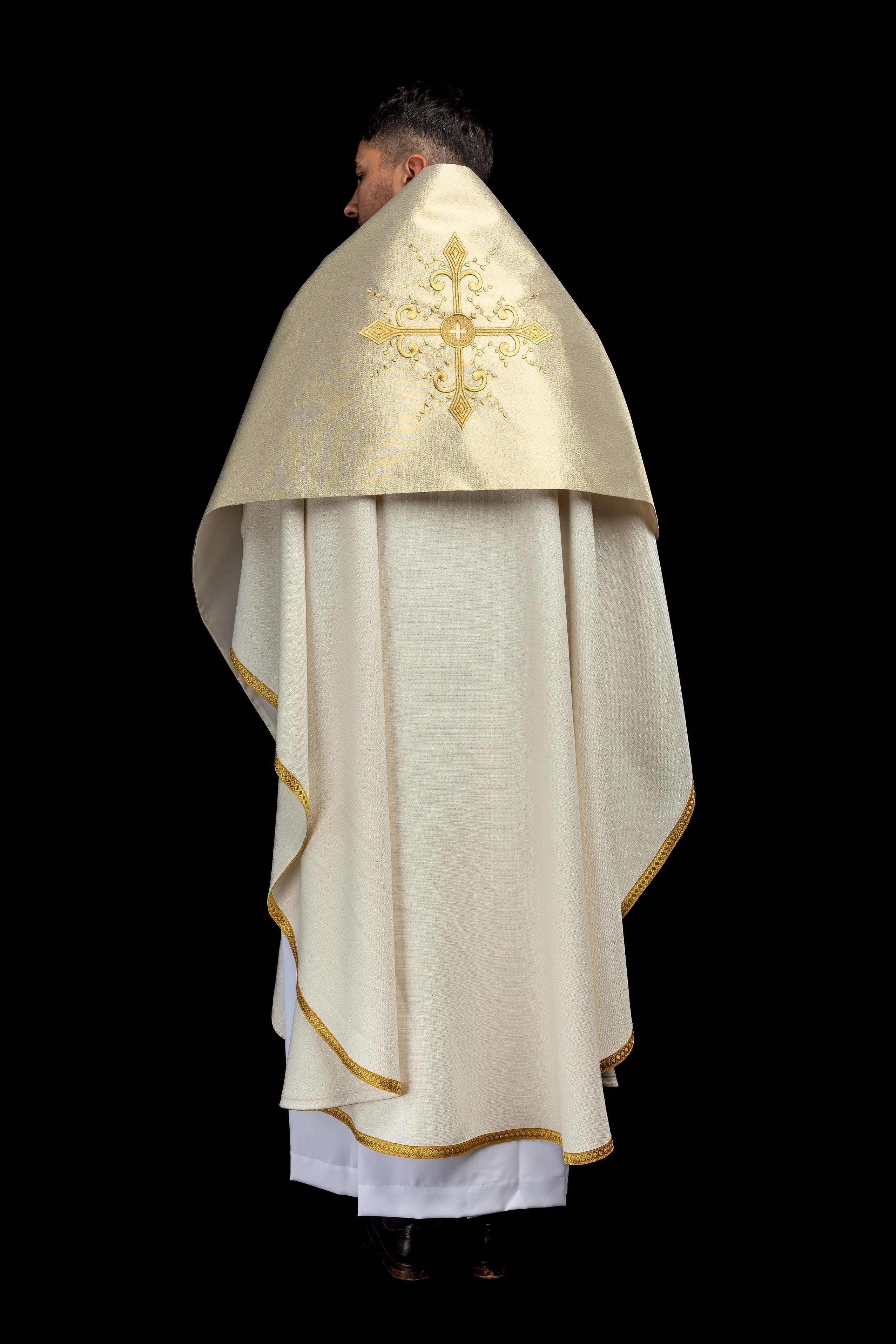 Liturgijski veo s izvezenim križem u zlatnoj boji
