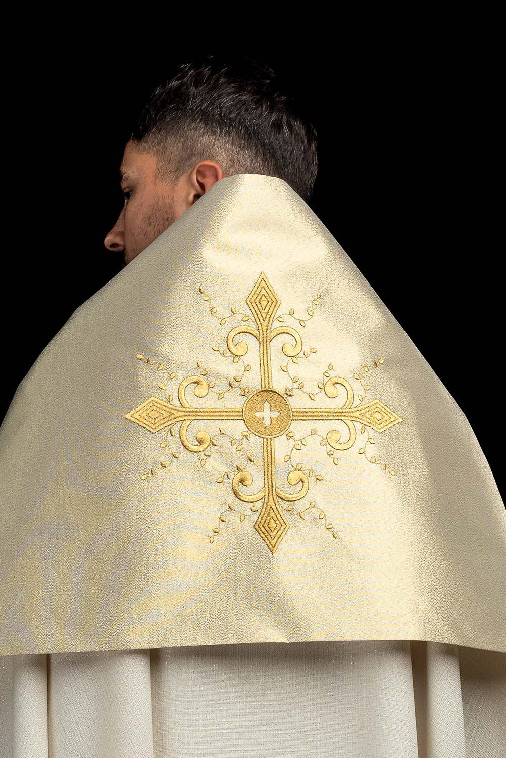 Liturgijski veo s izvezenim križem u zlatnoj boji
