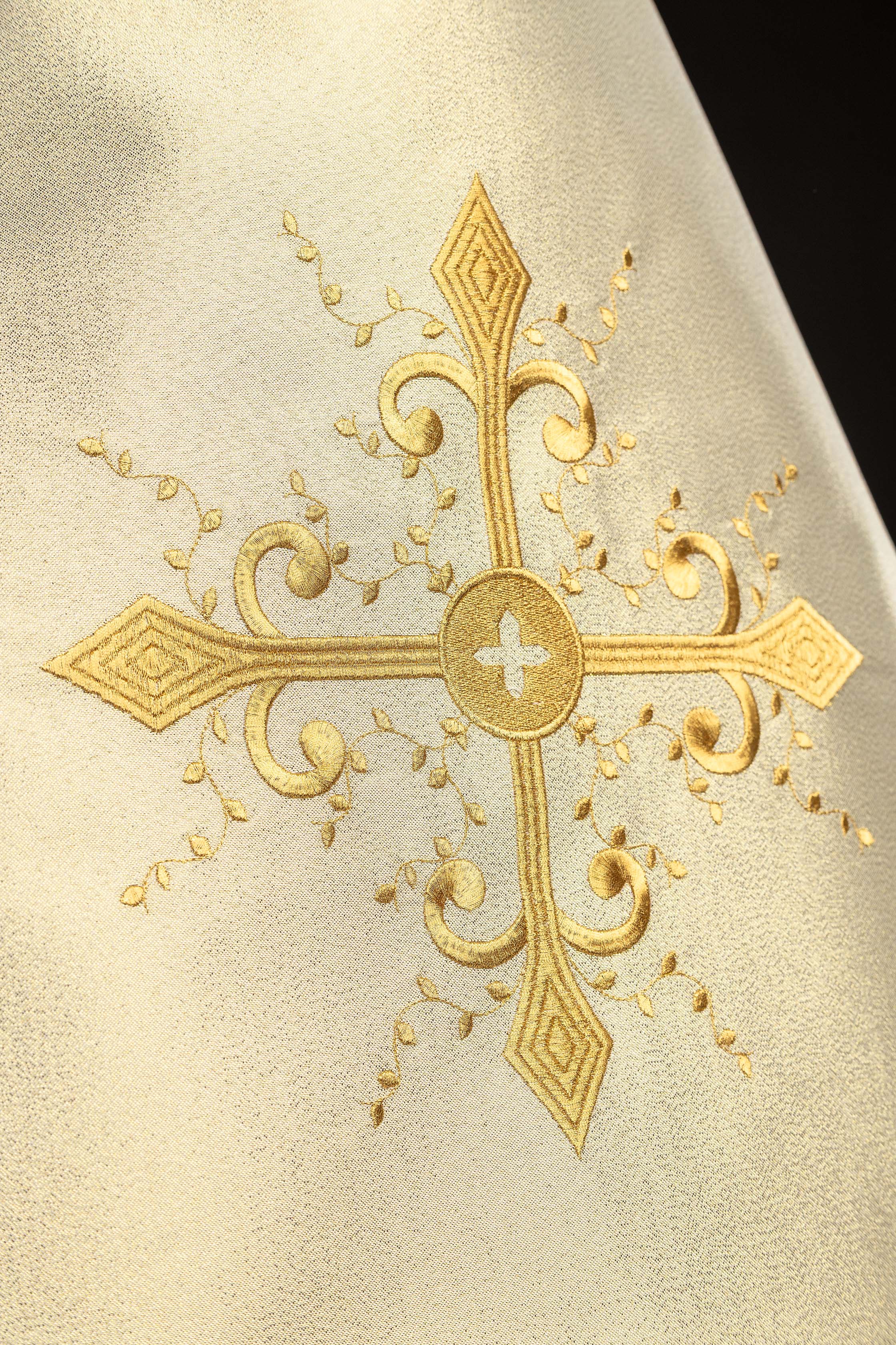 Liturgijski veo s izvezenim križem u zlatnoj boji