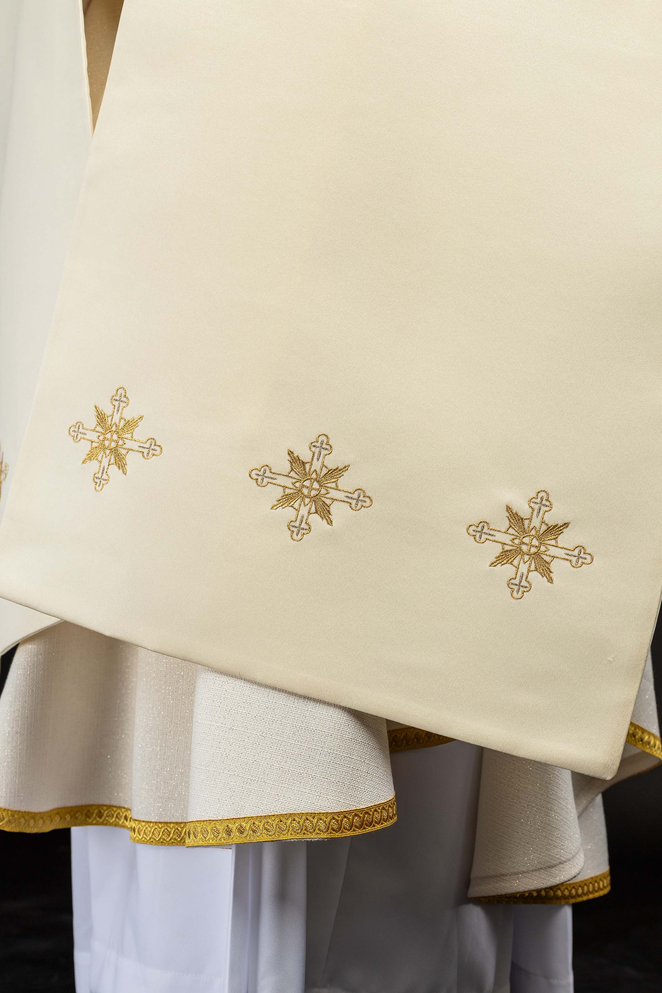 Liturgijski veo s izvezenim IHS