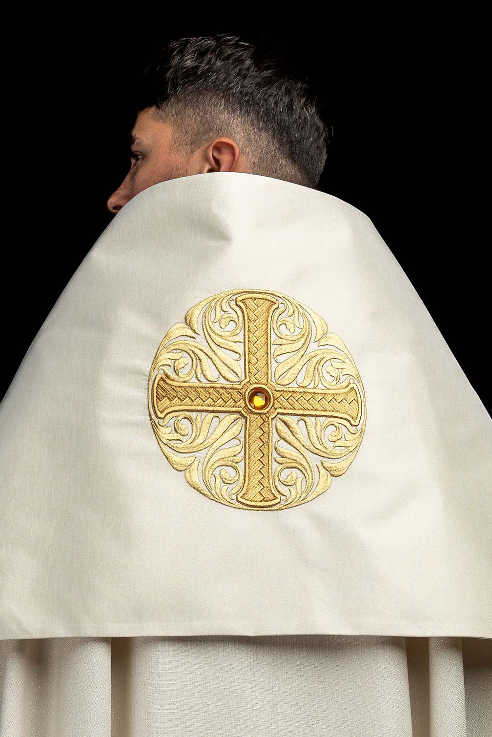 Zlatni liturgijski veo s uzorkom križa