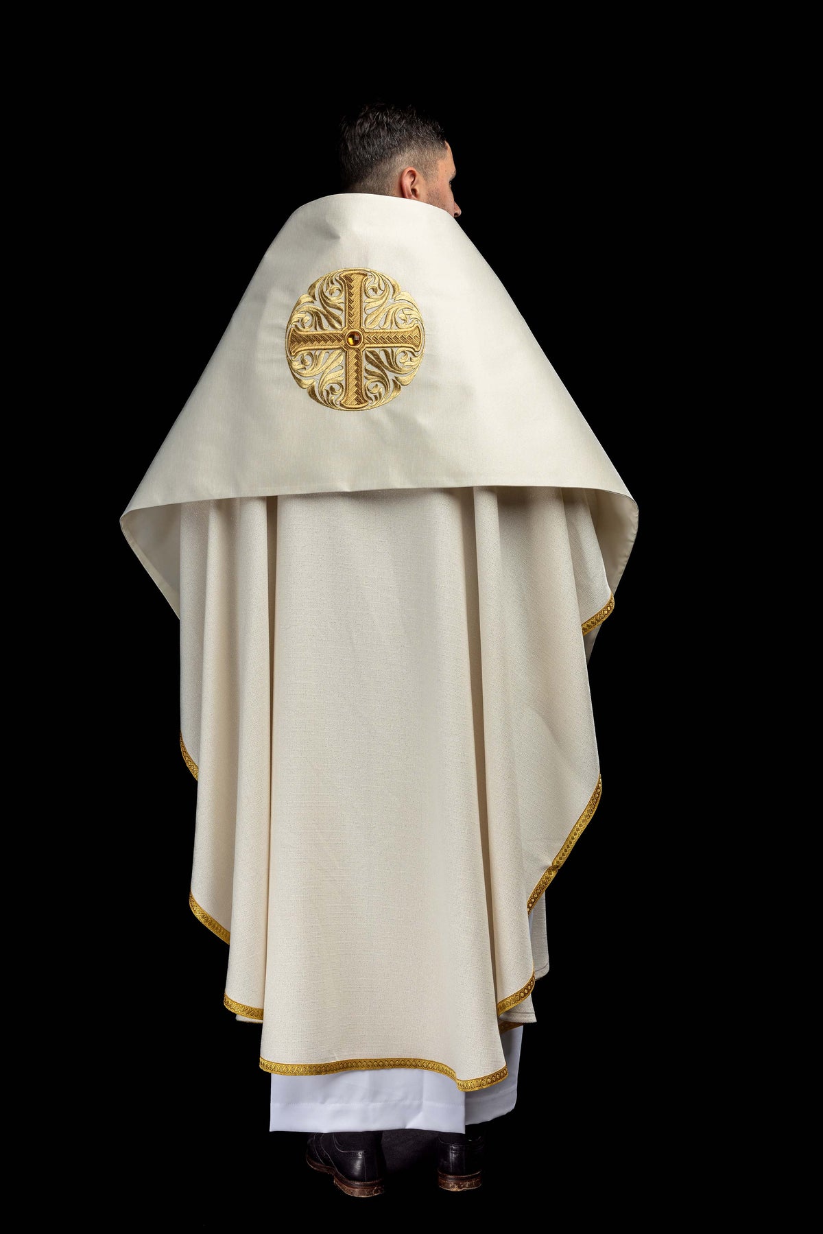 Zlatni liturgijski veo s uzorkom križa