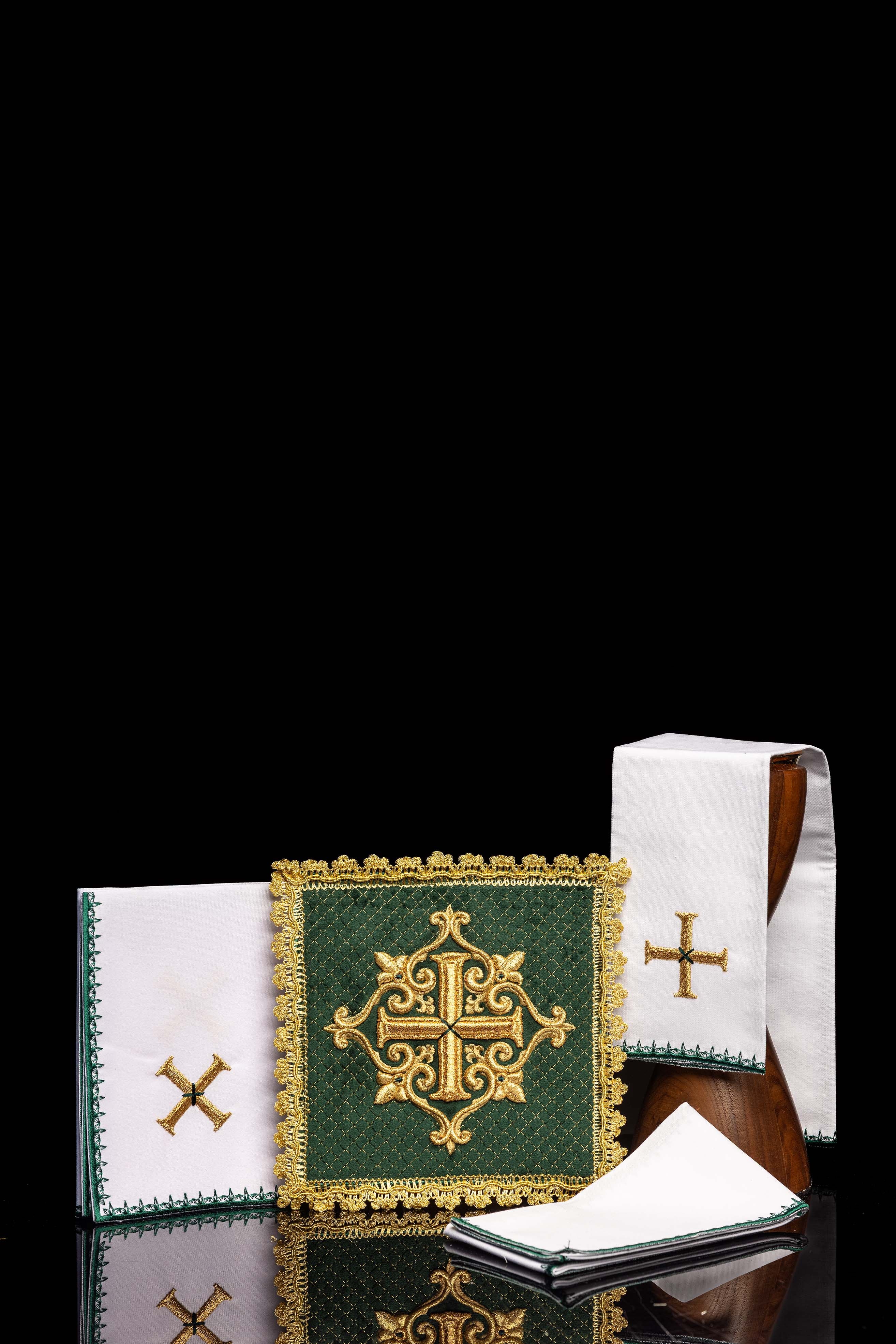 Čašasta donje rublje s izvezenim baršunastim zelenim križem