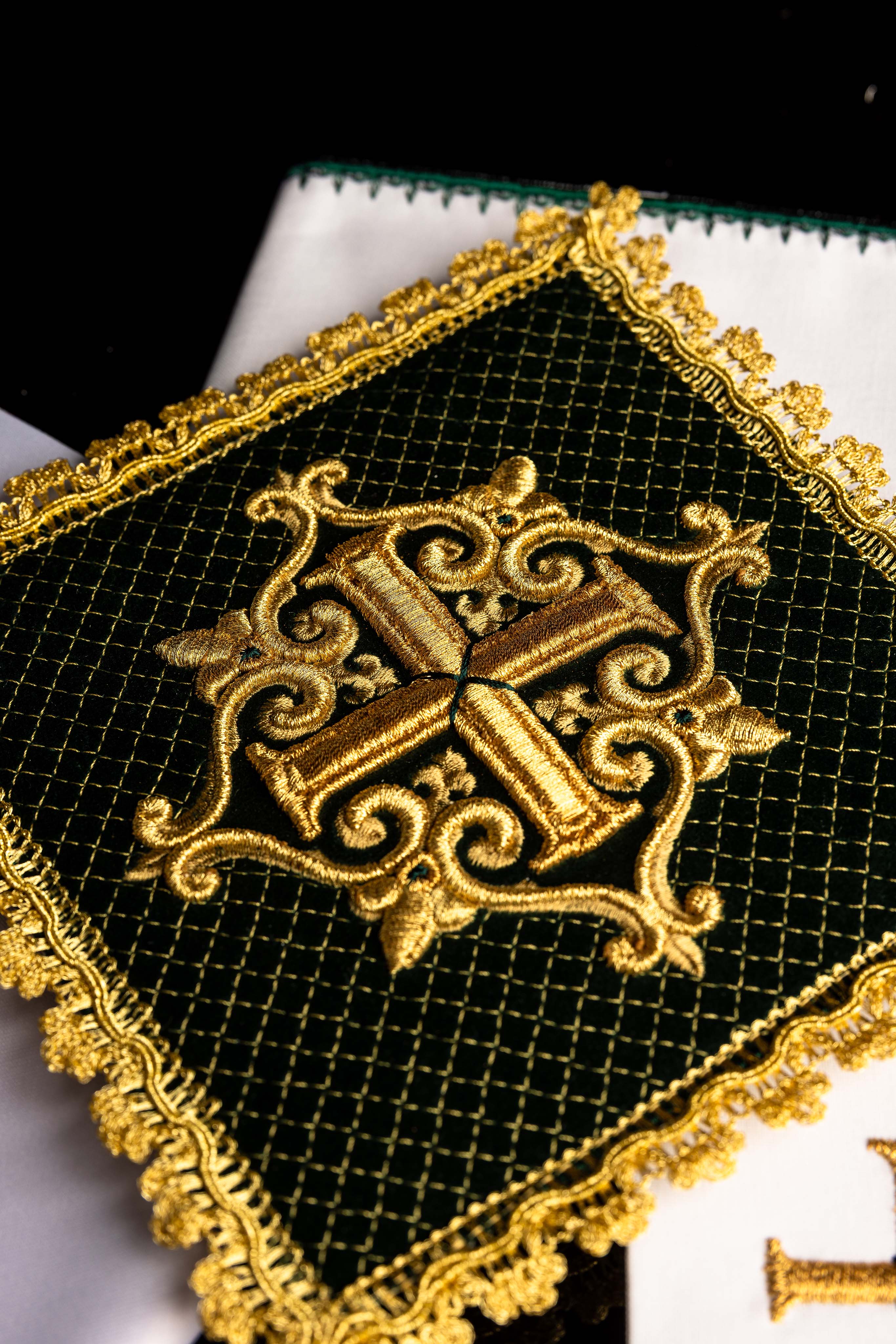 Čašasta donje rublje s izvezenim baršunastim zelenim križem