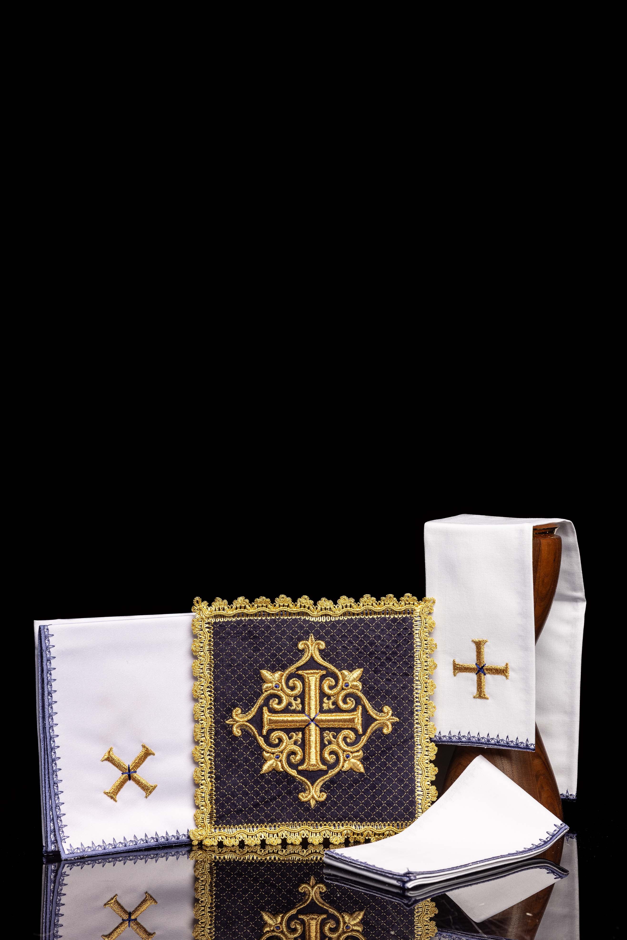 Čašasta donje rublje s izvezenim baršunastim ljubičastim križem